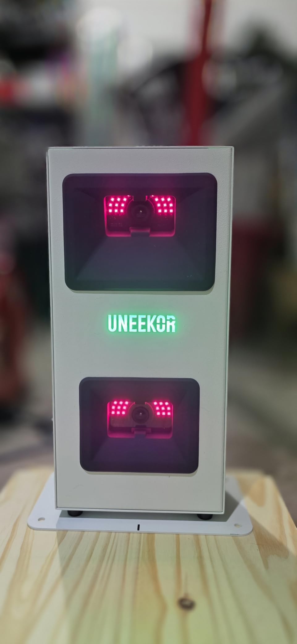 Uneekor EYE MINI CORE Golf Launch Monitor & Simulator, 15 Ball Data Points, Near-Zero Latency, Works with GSPro, TGC19 & E6 customer photo 1