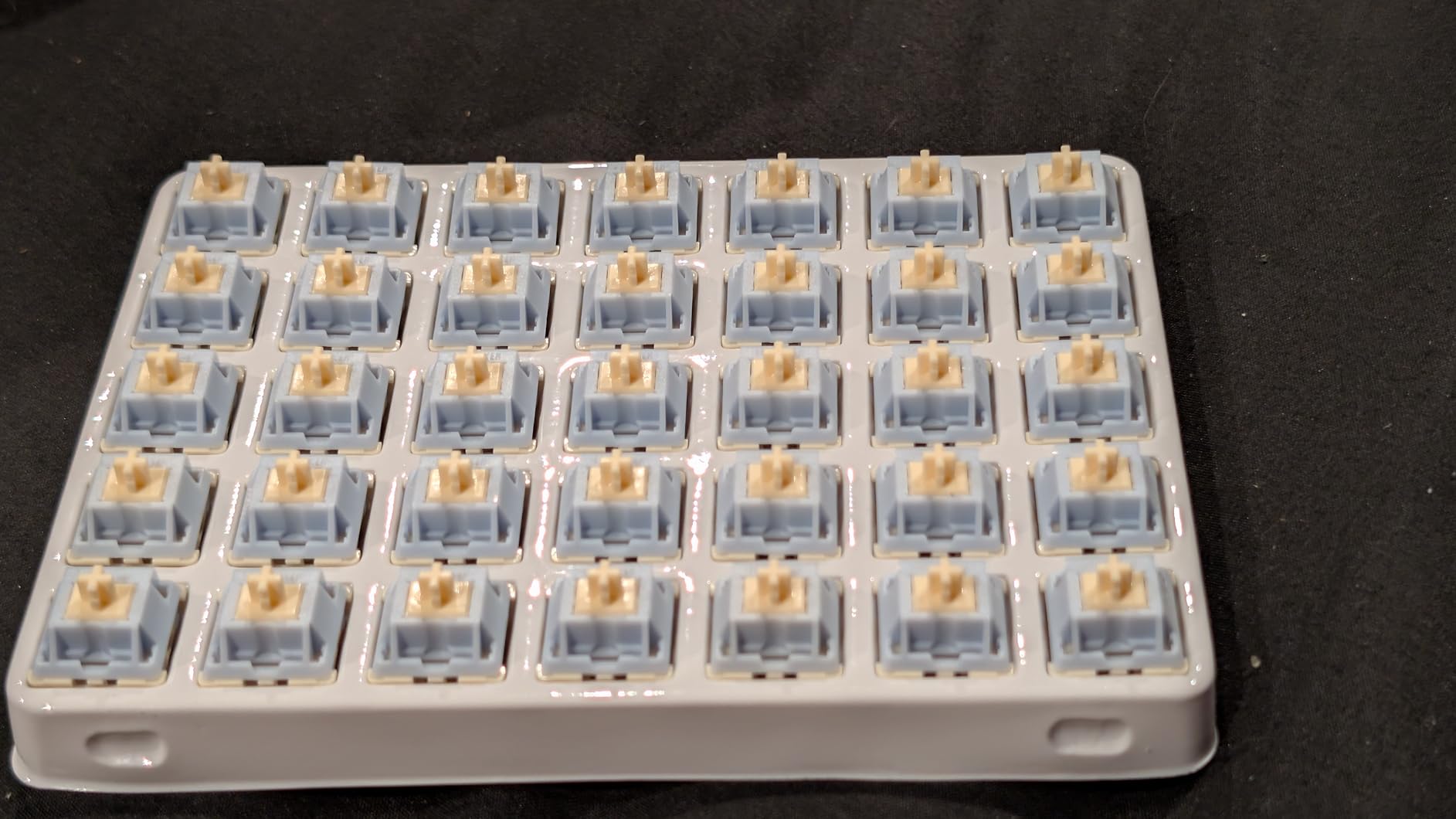 EPOMAKER Silent Mechanical Keyboard Switches Set - 35 Pieces Factory Pre-Lubed, 5-Pin Linear/Tactile Switches for Custom Mechanical Keyboards (Sorane Linear Silent) customer photo 1