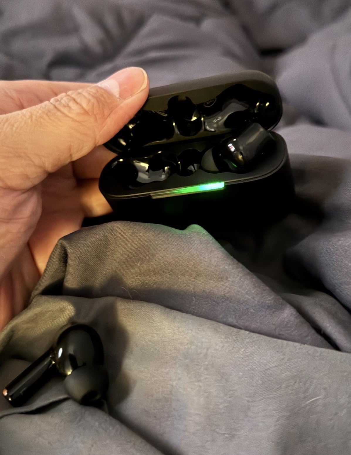 Razer Hammerhead V3 HyperSpeed Wireless Multi-Platform ANC Gaming Earbuds - 2.4GHz & Bluetooth 6.0, Up to 40 Hr Battery, THX Spatial Audio, for Smartphones, PC, Laptop, Tablet, PS5, Steam Deck customer photo 1