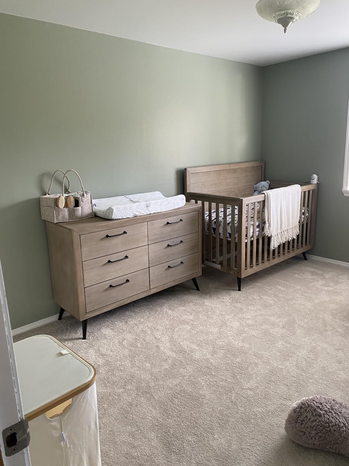 Evolur Stilnovo Mid-Century 4-in-1 Convertible Baby Crib in Sugar Cane, GreenGuard Gold & JPMA, Converts to Toddler, Day & Full-Size Bed, 3 Mattress Heights, Modern Retro Design Nursery customer photo 2