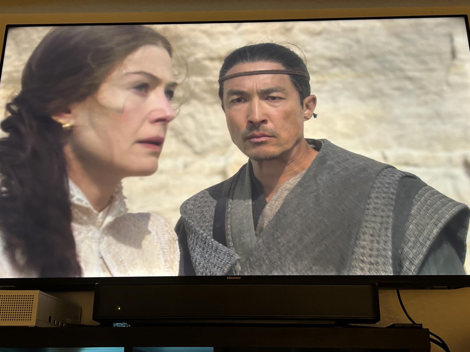 Hisense 65-Inch Class R6 Series 4K UHD Smart Roku TV with Alexa Compatibility, Dolby Vision HDR, DTS Studio Sound, Game Mode (65R6G) customer photo 1