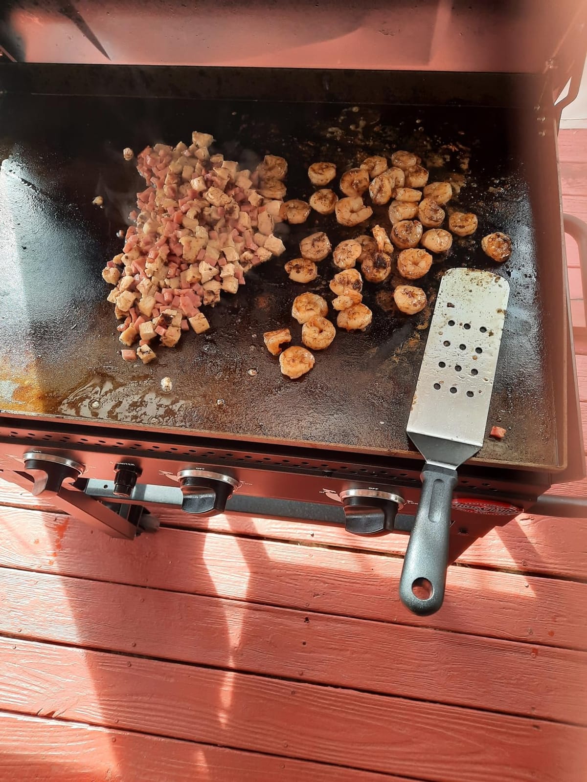 Char-Griller Flat Iron 3-Burner Propane Gas Flat-Top Griddle with Steel Griddle Top, Hinged Lid and Wind Guards, 520 Cooking Square Inches in Black, Model 8428 customer photo 1