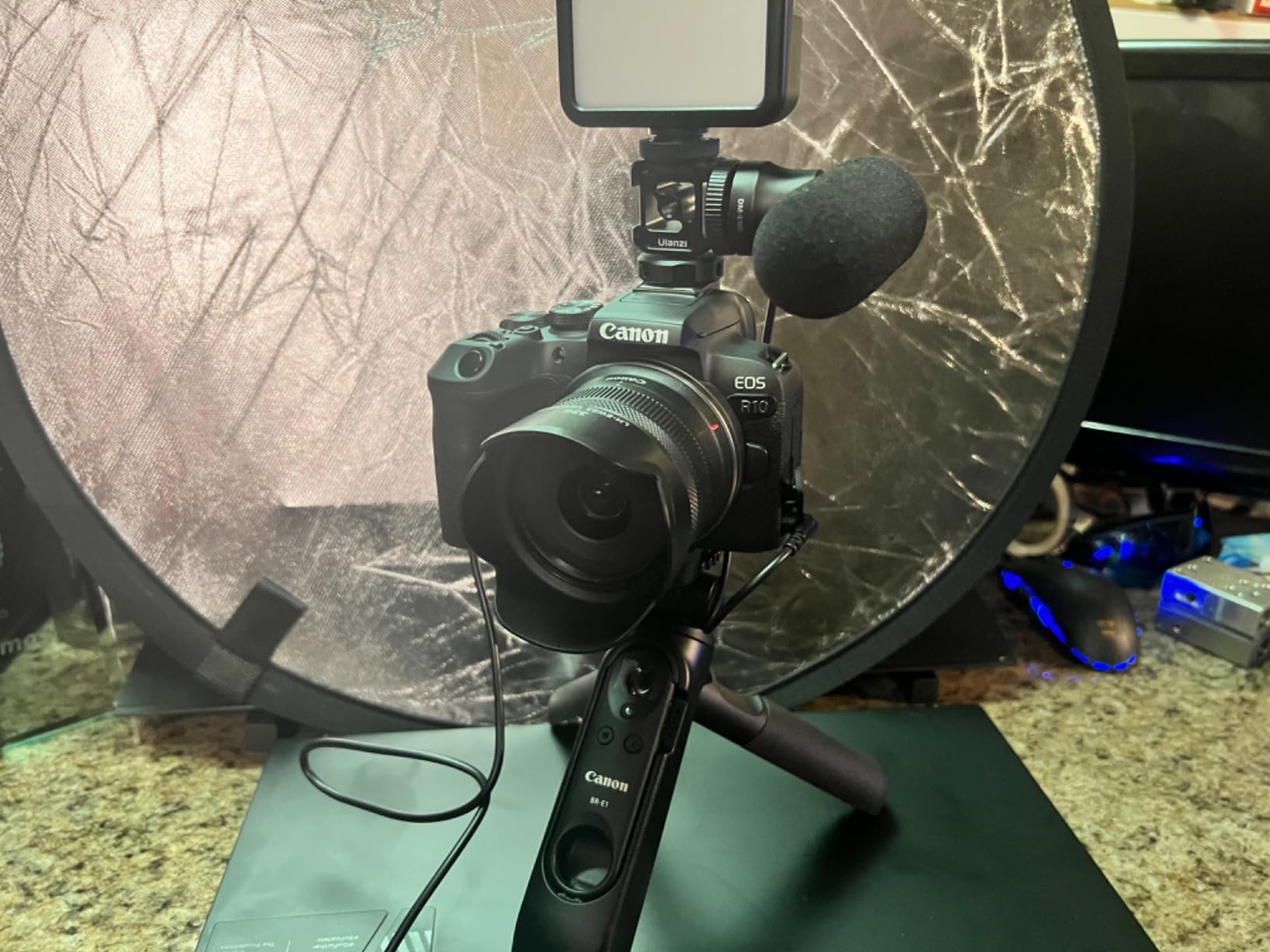 EOS R10 Content Creator Kit, Mirrorless Vlogging Camera with RF-S18-45mm F4.5-6.3 is STM Lens, Tripod and Stereo Microphone, 24.2 Megapixel CMOS (APS-C) Sensor, 4K Video, Black customer photo 1
