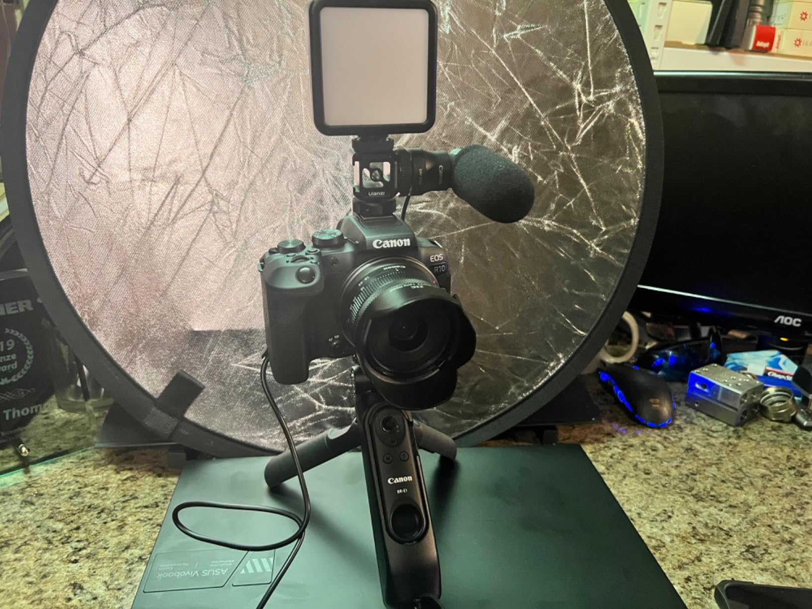 EOS R10 Content Creator Kit, Mirrorless Vlogging Camera with RF-S18-45mm F4.5-6.3 is STM Lens, Tripod and Stereo Microphone, 24.2 Megapixel CMOS (APS-C) Sensor, 4K Video, Black customer photo 2