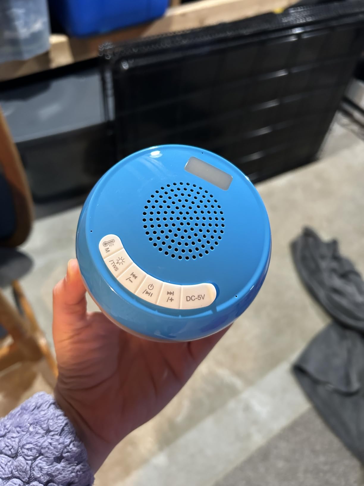 AearKing 3in1 Floating Pool Speaker with Digital Pool Thermometer & Lights | RGB Lights, TWS, IP68 Waterproof, Bluetooth 5.0, 360 Surround Sound, LCD Temperature Display, ABS, USB Charging customer photo 1