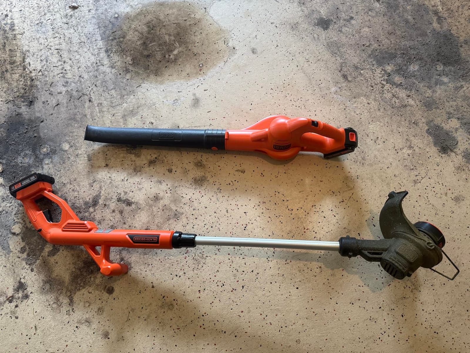 BLACK+DECKER 20V MAX Weed Eater, Edger and Sweeper Combo, Includes 2 Batteries and Charger, Cordless Electric Weed Wacker and 130 Mph Hard Surface Leaf Blower, 10 in. (LCC222) customer photo 1