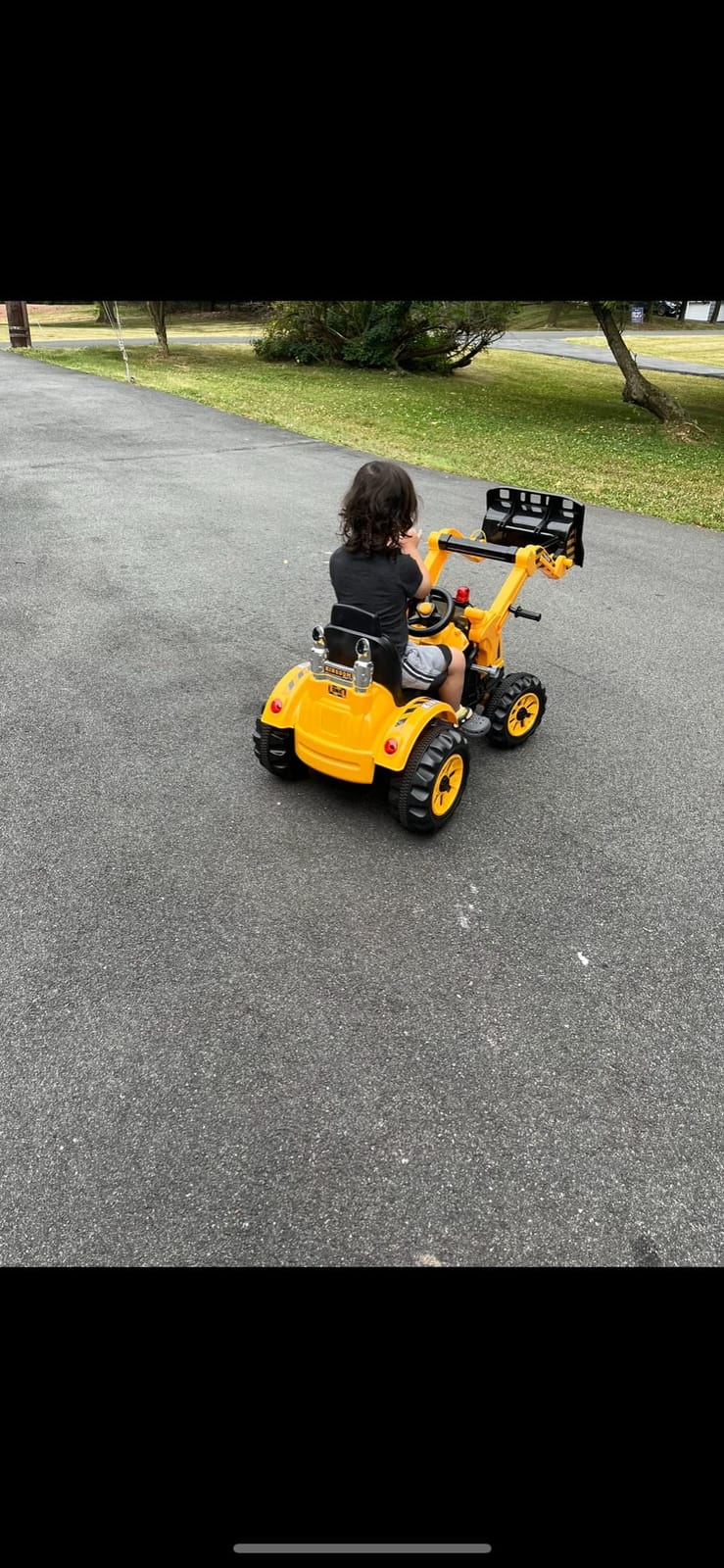 Costzon Ride on Excavator, 12V Battery Powered Construction Vehicles for Kids with Front Loader, Horn, Safety Belt, Treaded Wheels, Ride on Bulldozer Truck, Excavator Ride on Toy Gift for Boys Girls customer photo 1
