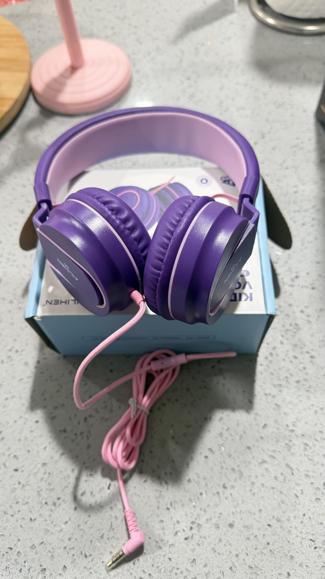 AILIHEN I35 Kids Headphones for School with Mic, 93dB Safe Volume, Green customer photo 1
