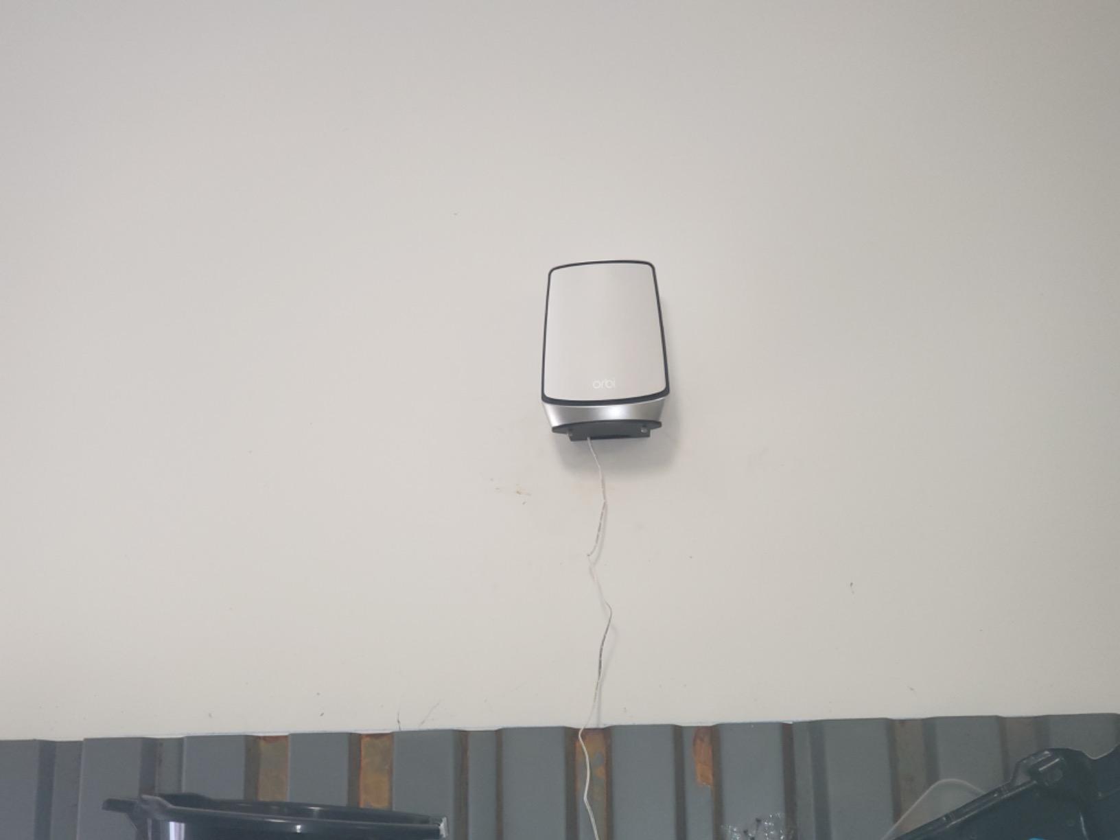 NETGEAR Orbi Whole Home Tri-Band WiFi 6 Mesh Network System (RBK852) – Router with 1 Satellite Extender -Security Features - Coverage Up to 5,000 sq. ft., 100 Devices - AX6000 (Up to 6Gbps) customer photo 2