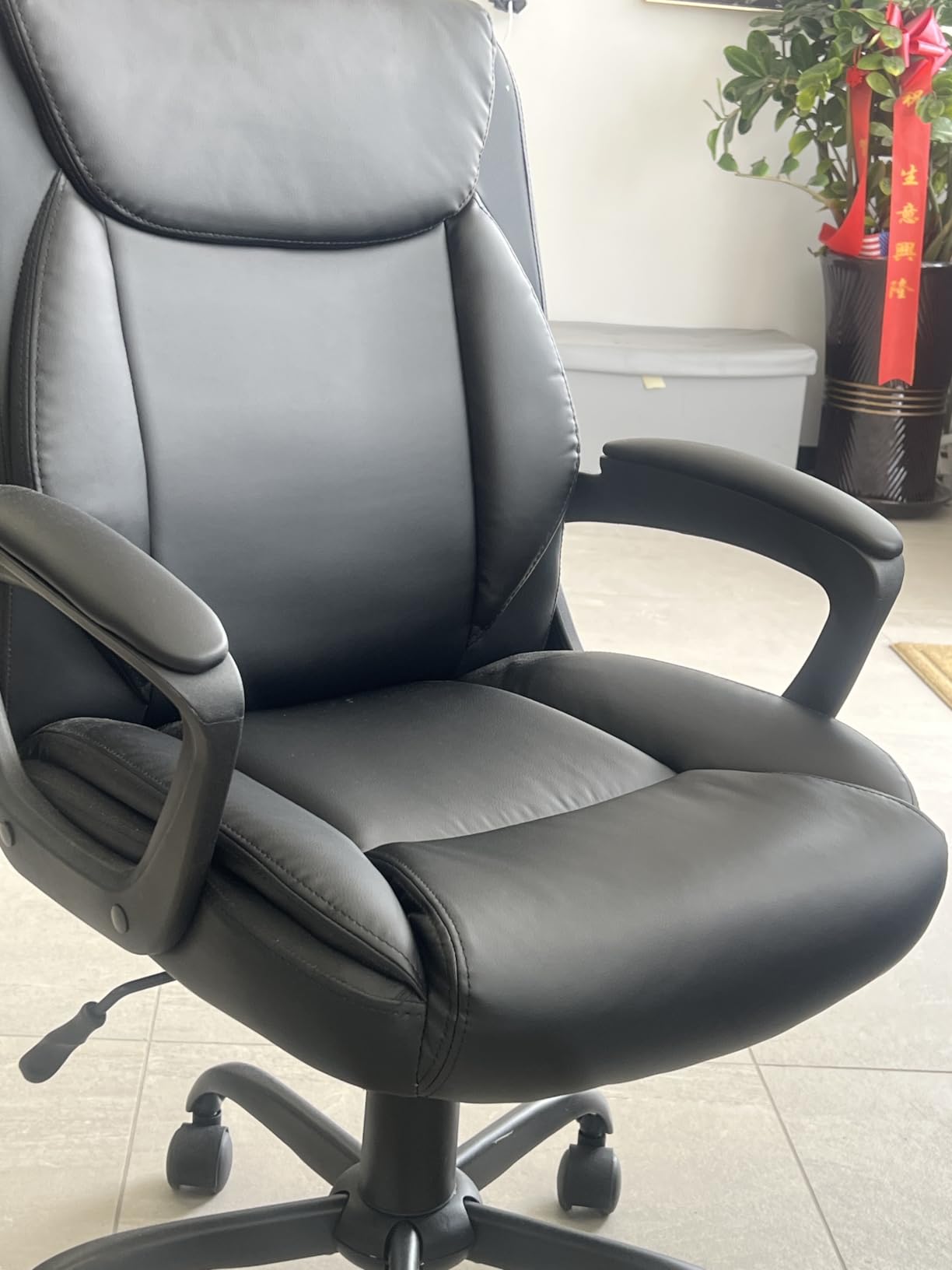 Amazon Basics Classic Puresoft PU Padded Mid-Back Office Desk Chair with Armrest, Easy Assembly, Sturdy Metal Base, Wheels, 275lb Support, 26