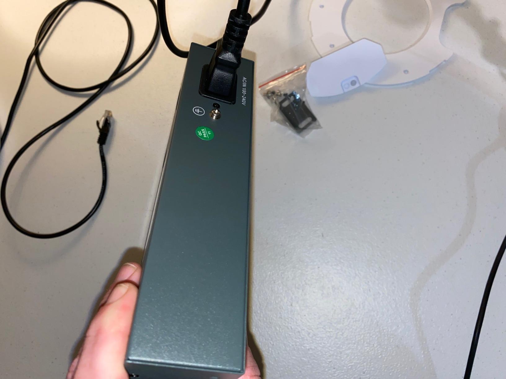 Yuanley 24 Port PoE Switch with 2 Gigabit Ethernet Uplink Port, Unmanaged 26 Port 802.3af/at 400W Power PoE+ Network Switch, Rackmount Plug and Play customer photo 1