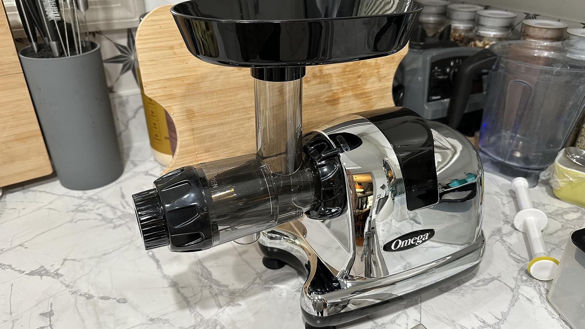 Omega Cold Press Juicer Machine, All-in-One Nutrition System for Vegetable and Fruit Juice, Nut Butter, Baby Food, Pasta and Sorbets, Triple-Stage 80-RPM Slow Masticating Juicer, 200-Watts, Chrome customer photo 1