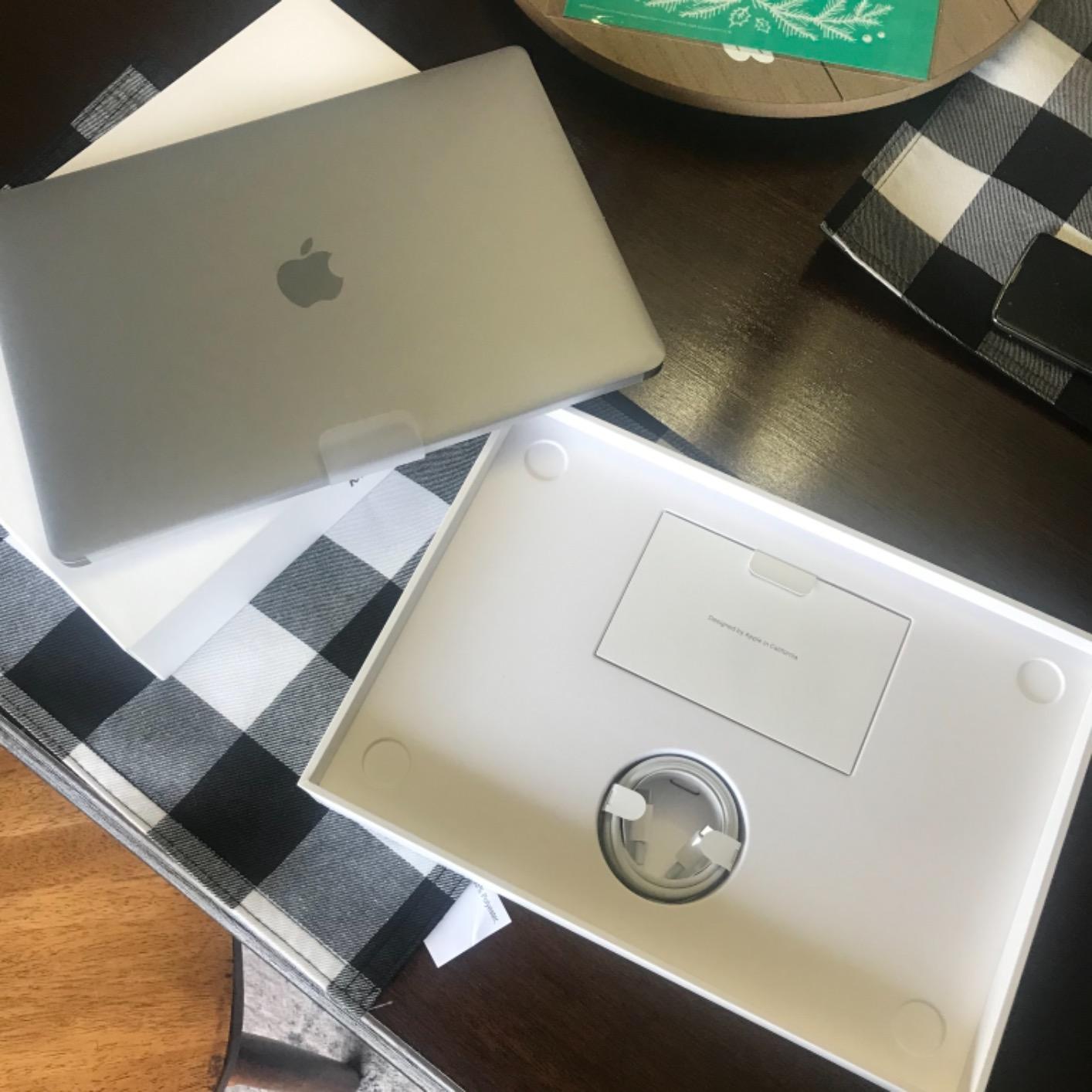 Apple MacBook Air (13-inch Retina Display, 8GB RAM, 512GB SSD Storage) - Gold (Previous Model) customer photo 1