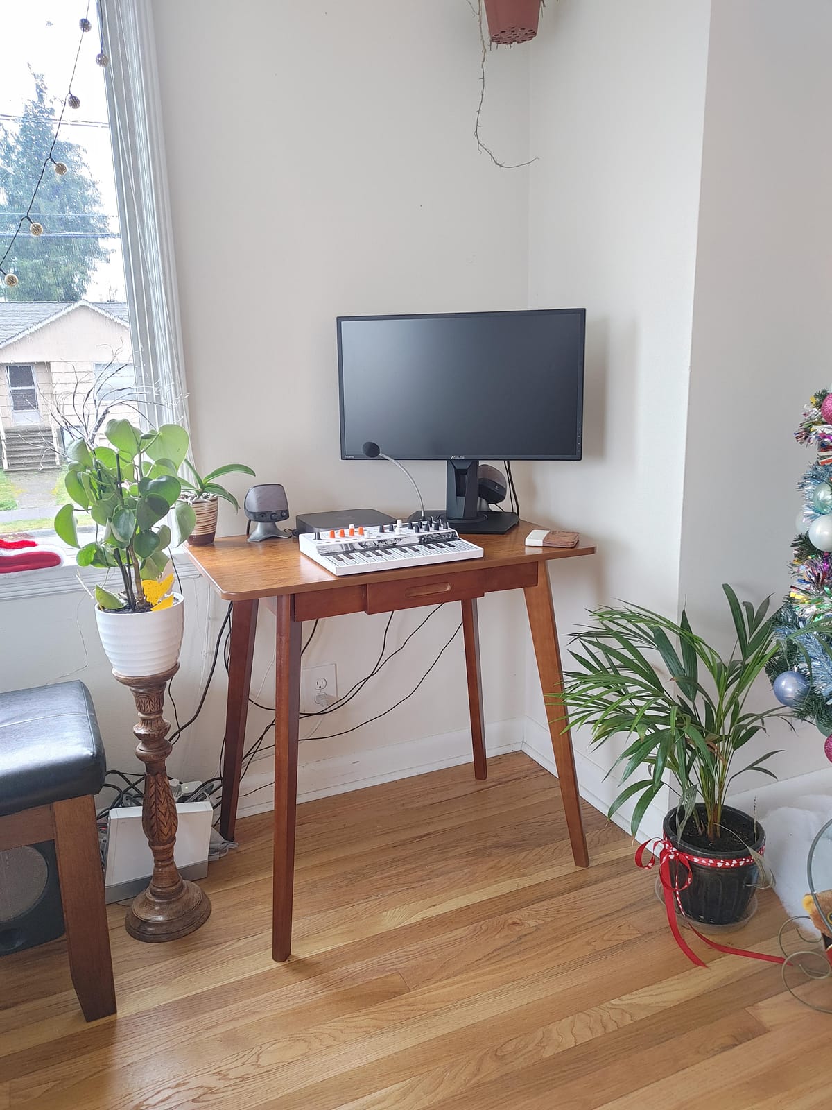 IOTXY Solid Wood Writing Desk - Home Office Laptop Computer Table, Walnut customer photo 2