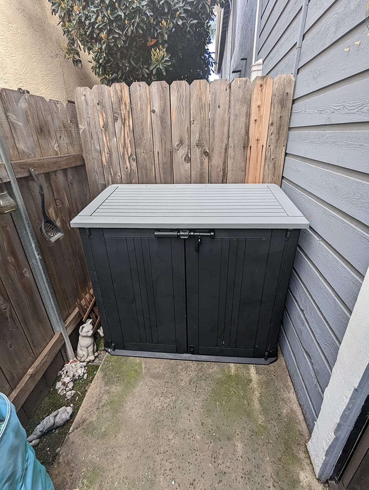 Keter Store-It-Out MIDI Outdoor Resin Storage Shed – Weather-Resistant Horizontal Cabinet for Trash Cans, Garden Tools & Patio Accessories – Lockable, Easy-Lift Lid, 30 Cu. Ft. Capacity, Beige customer photo 2