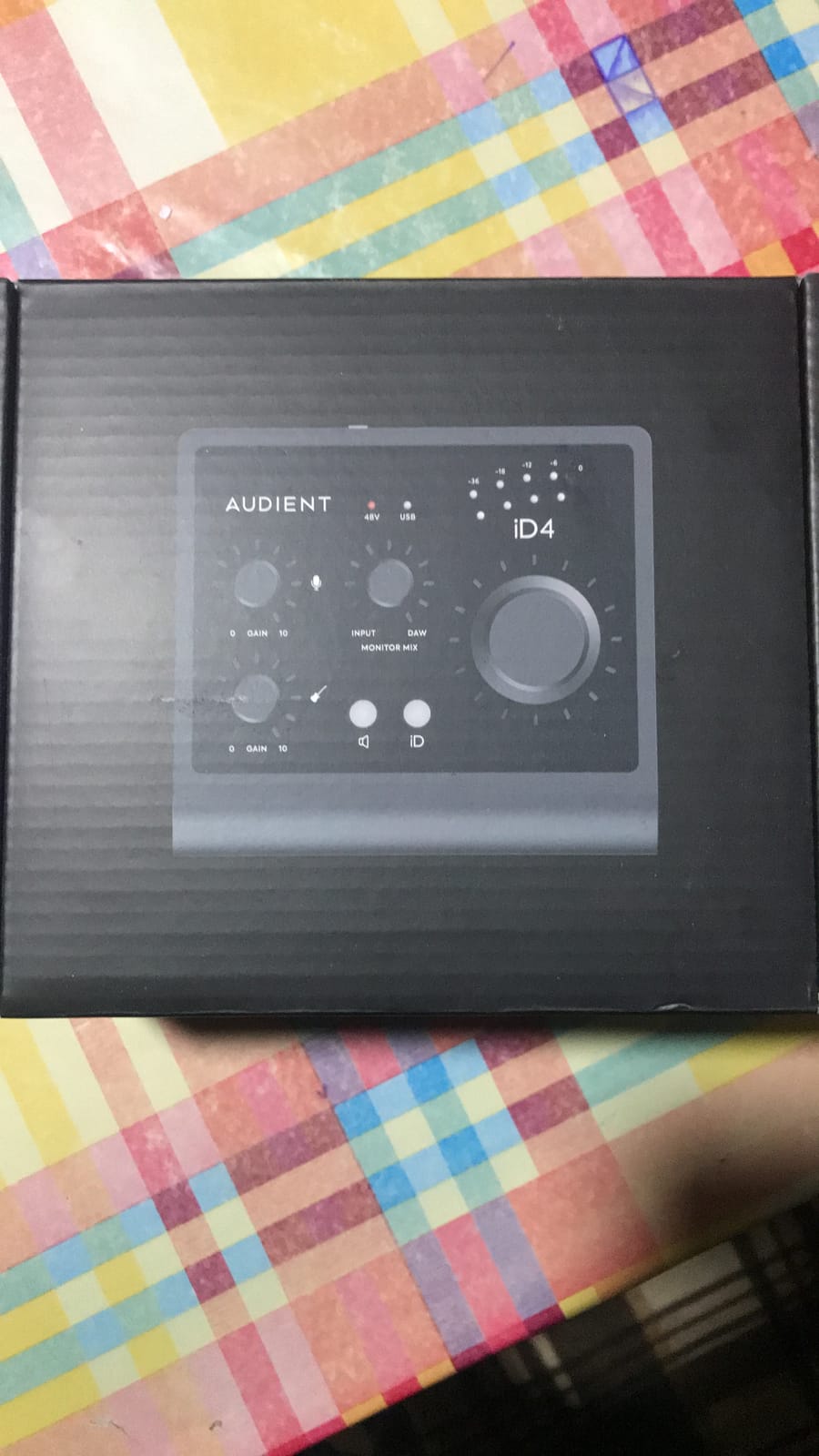 Audient Audio Interface iD4 MKII, Class A Console Microphone Preamp (High Speed USB-C, Monitor Mix and Monitor Panning Function, 2 Headphone Outputs, Mac/PC/iOS Compatible), Black customer photo 1