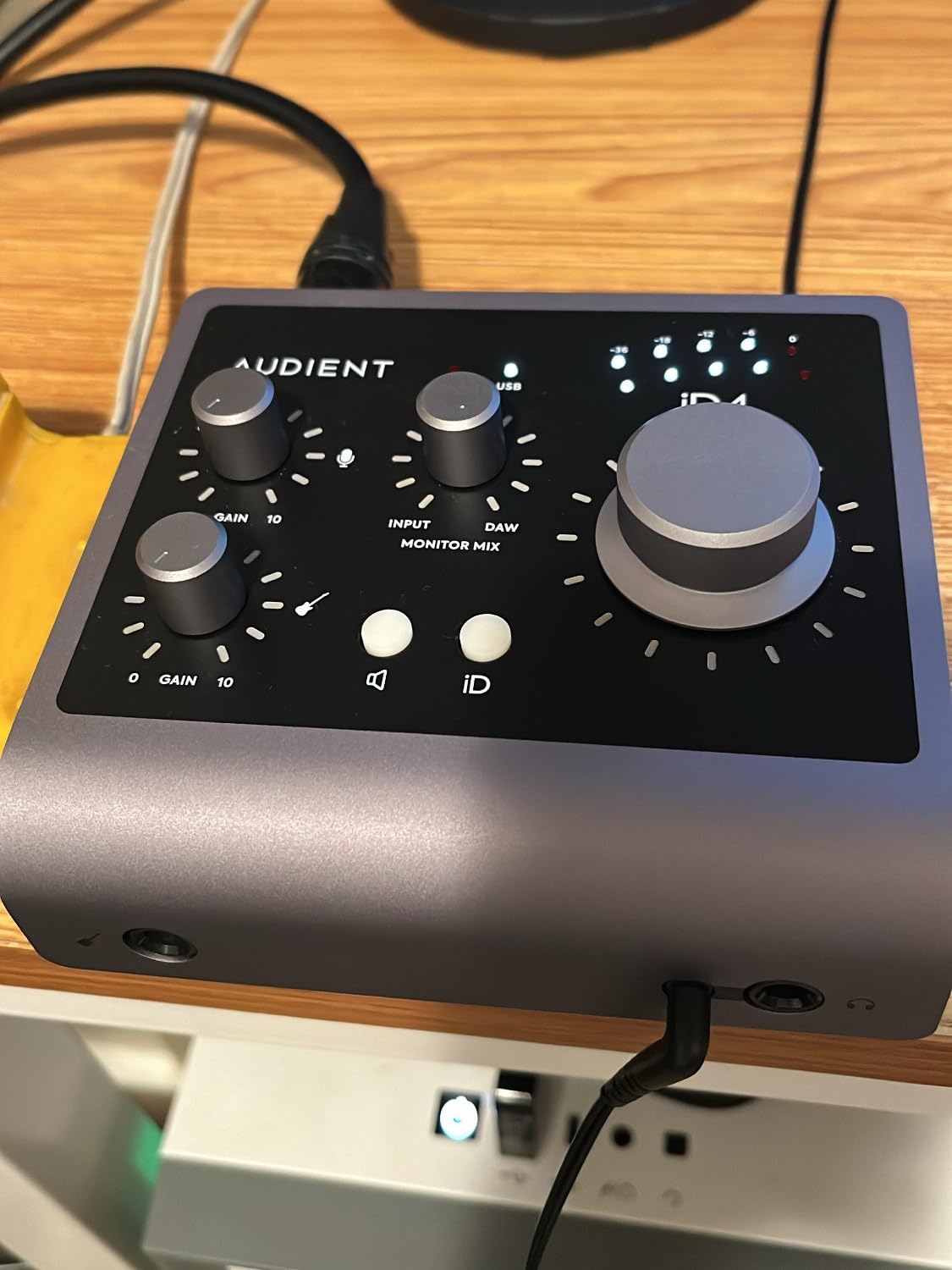 Audient Audio Interface iD4 MKII, Class A Console Microphone Preamp (High Speed USB-C, Monitor Mix and Monitor Panning Function, 2 Headphone Outputs, Mac/PC/iOS Compatible), Black customer photo 2