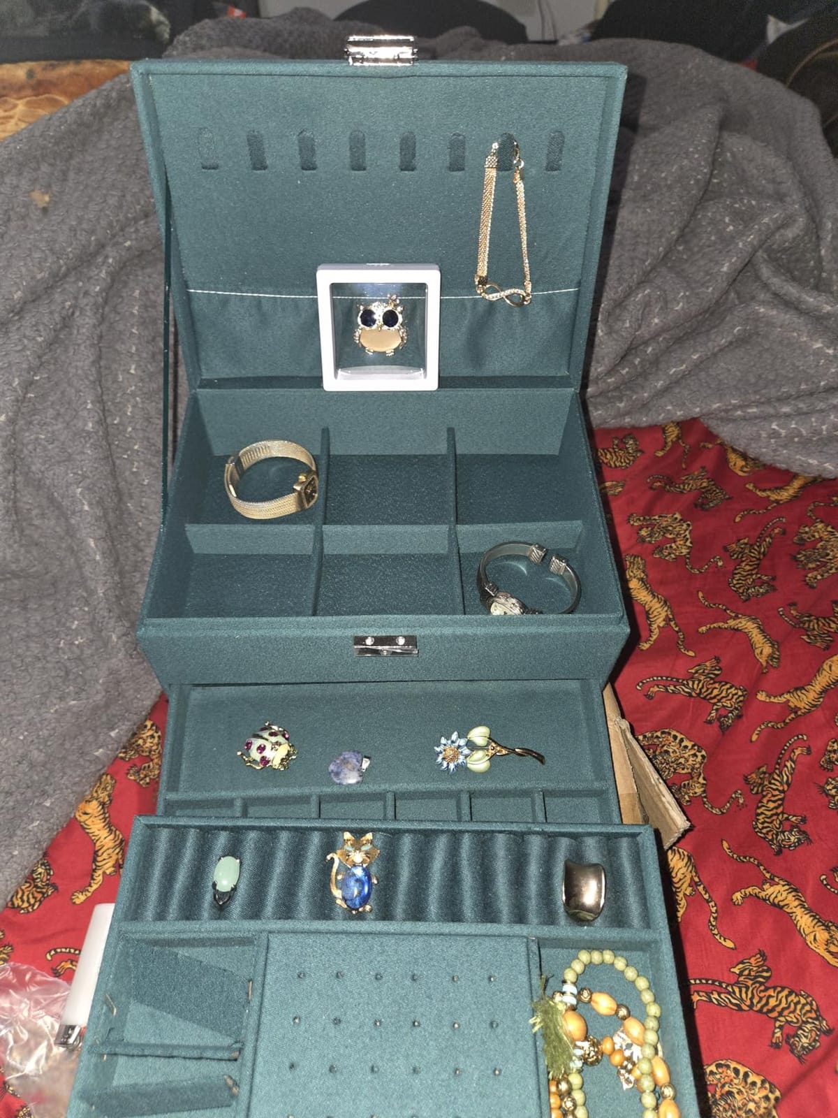 Jewelry Organizer Box for Women Girls, Jewelry Box 3-Tier Jewelry Display Case and Organizer,Lockable Jewelry Display Case Anti Tarnish,Varying Compartments for Necklaces, Bracelets, Rings customer photo 2