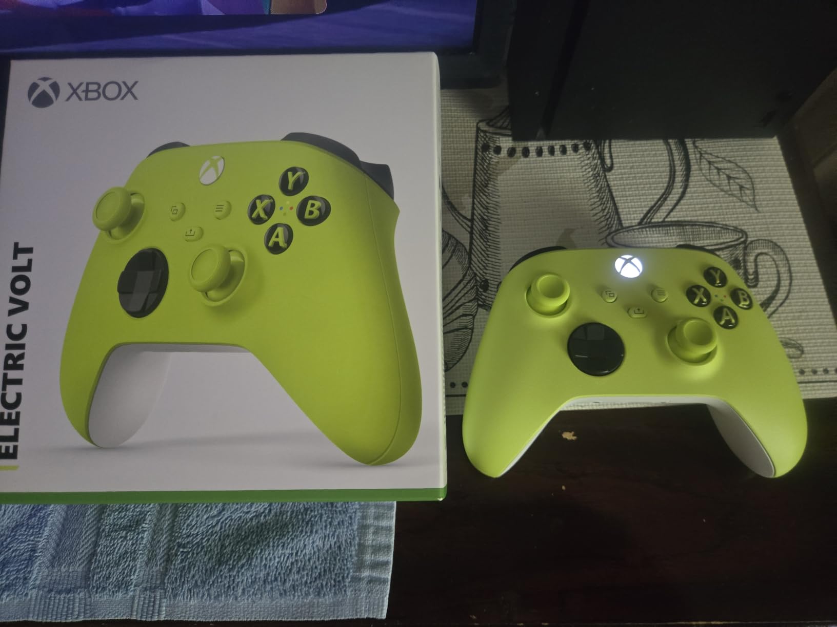 Xbox Wireless Gaming Controller | Electric Volt | Consoles, PCs, TVs, mobile, and more | Textured Grip | Wireless, Bluetooth, USB-C Connectivity customer photo 1