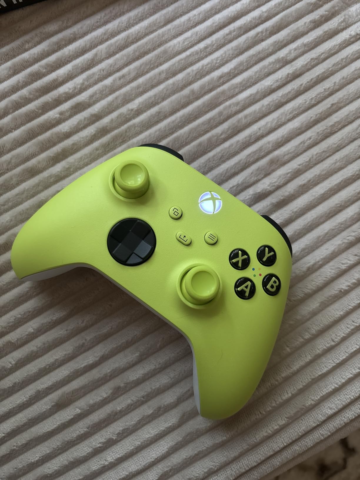 Xbox Wireless Gaming Controller | Electric Volt | Consoles, PCs, TVs, mobile, and more | Textured Grip | Wireless, Bluetooth, USB-C Connectivity customer photo 2