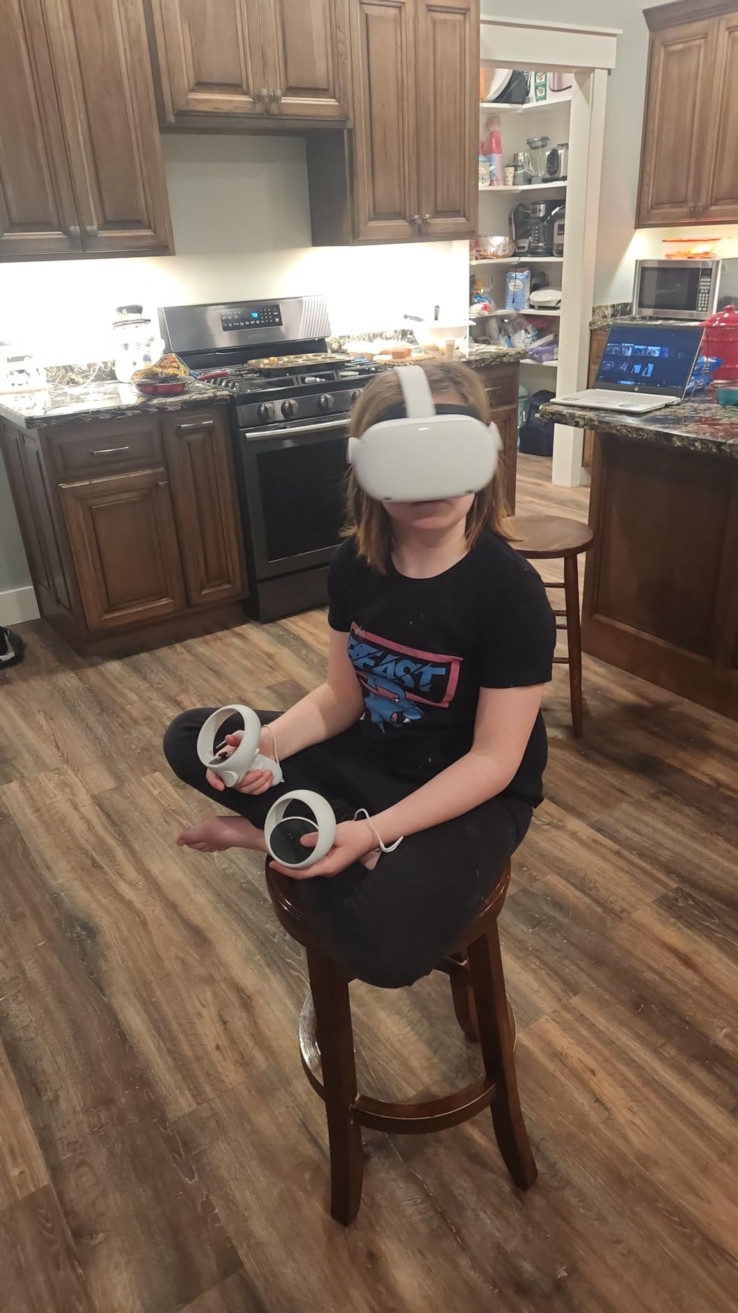 Meta Quest 2 — Advanced All-In-One Virtual Reality Headset — 256 GB customer photo 1