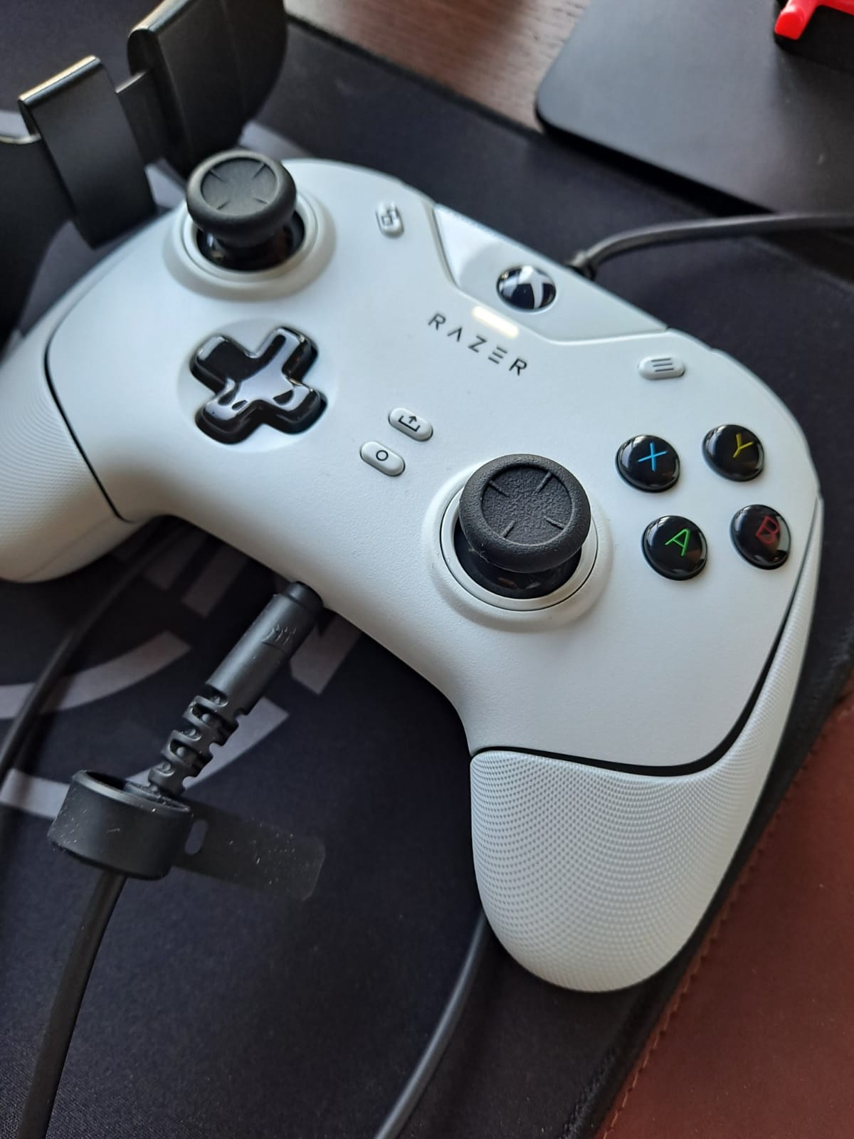 Razer Wolverine V2 Wired Gaming Controller for Xbox Series X|S, Xbox One, PC: Remappable Front-Facing Buttons - Mecha-Tactile Action Buttons and D-Pad - Trigger Stop-Switches - White customer photo 1