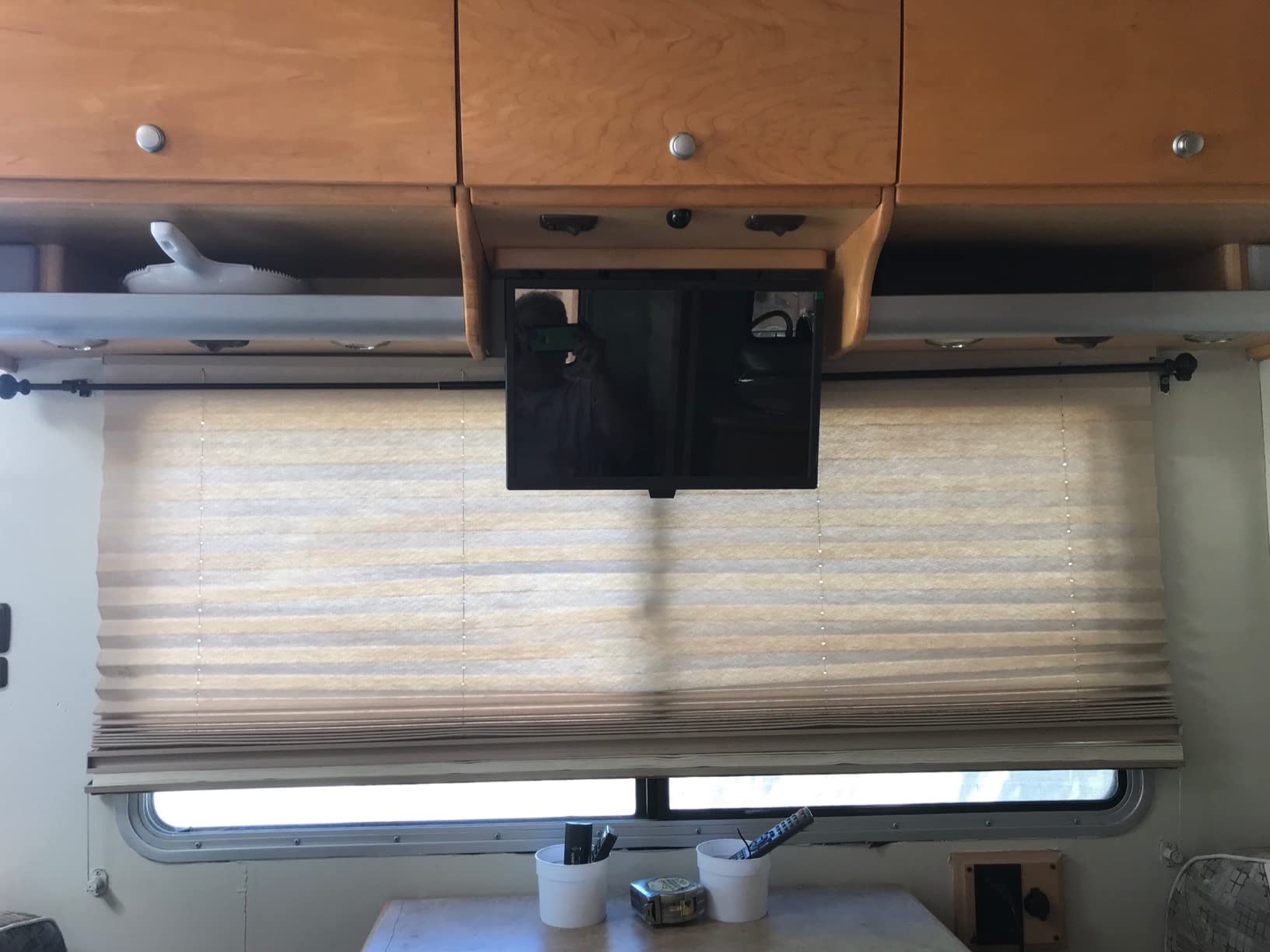 19 Inch LED Widescreen TV with Digital ATSC Tuners HDMI/VGA/RCA/USB, 19 Inch Flat Screen TV w/Built in Dual Speakers for Kitchen and RV Camper(No Smart Telesivion) customer photo 1
