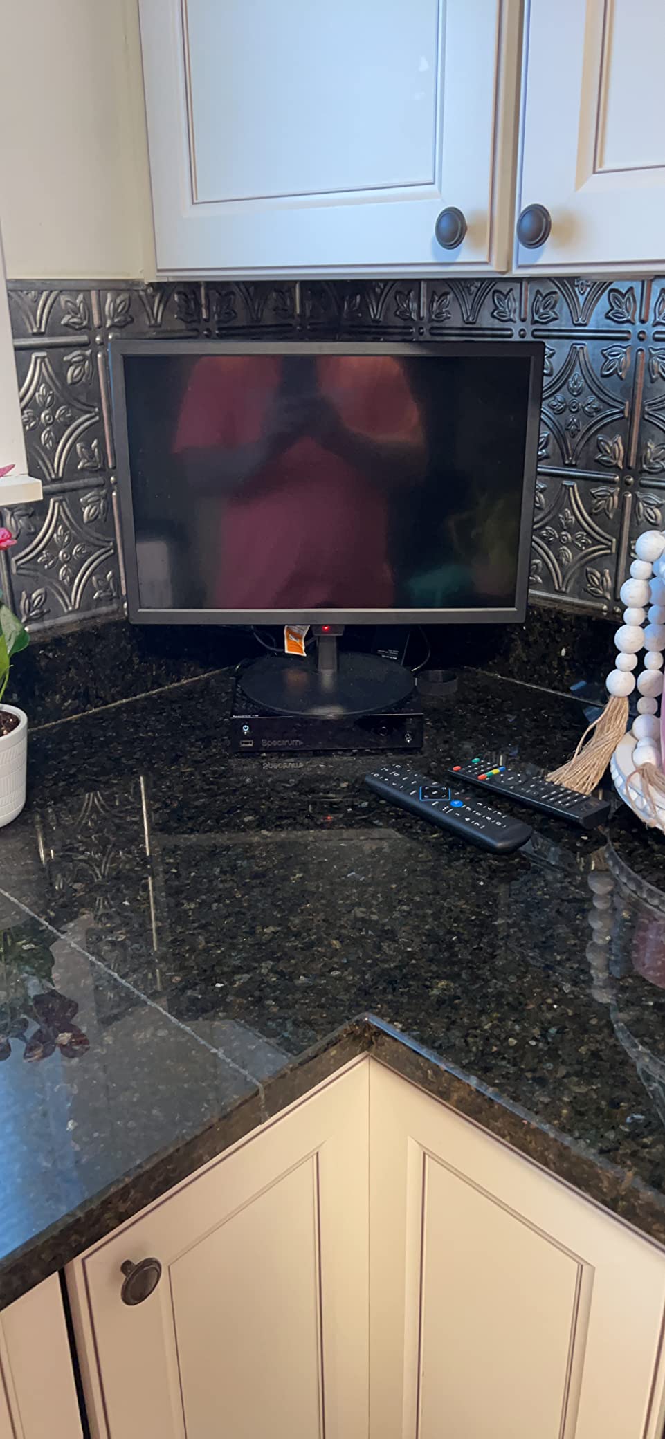 19 Inch LED Widescreen TV with Digital ATSC Tuners HDMI/VGA/RCA/USB, 19 Inch Flat Screen TV w/Built in Dual Speakers for Kitchen and RV Camper(No Smart Telesivion) customer photo 2