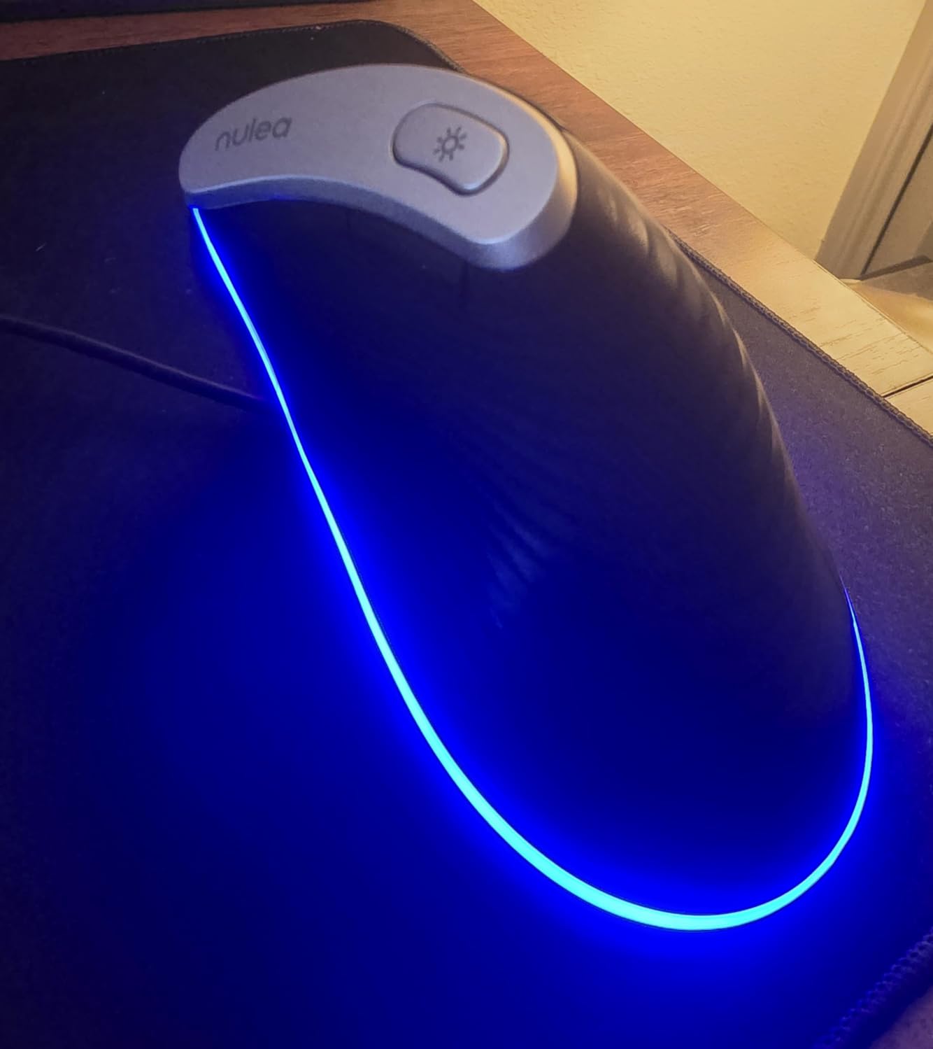 Nulea Ergonomic Vertical Mouse Wired with 11 RGB Backlight and 6 Buttons customer photo 2