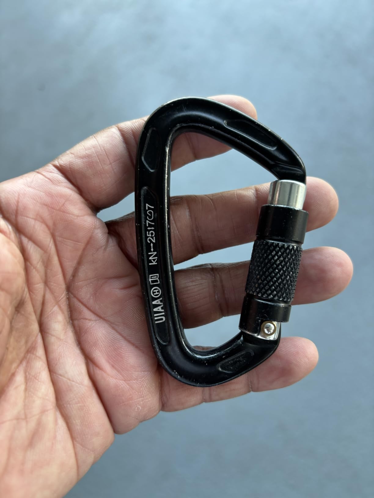 BEIFENG 25KN Auto Locking Carabiner - UIAA Certified Heavy Duty Climbing Carabiners for Rock Climbing, Camping, Rappelling, Hunting, Rescue Equipment - Professional Carabiner Clips (Black) customer photo 2