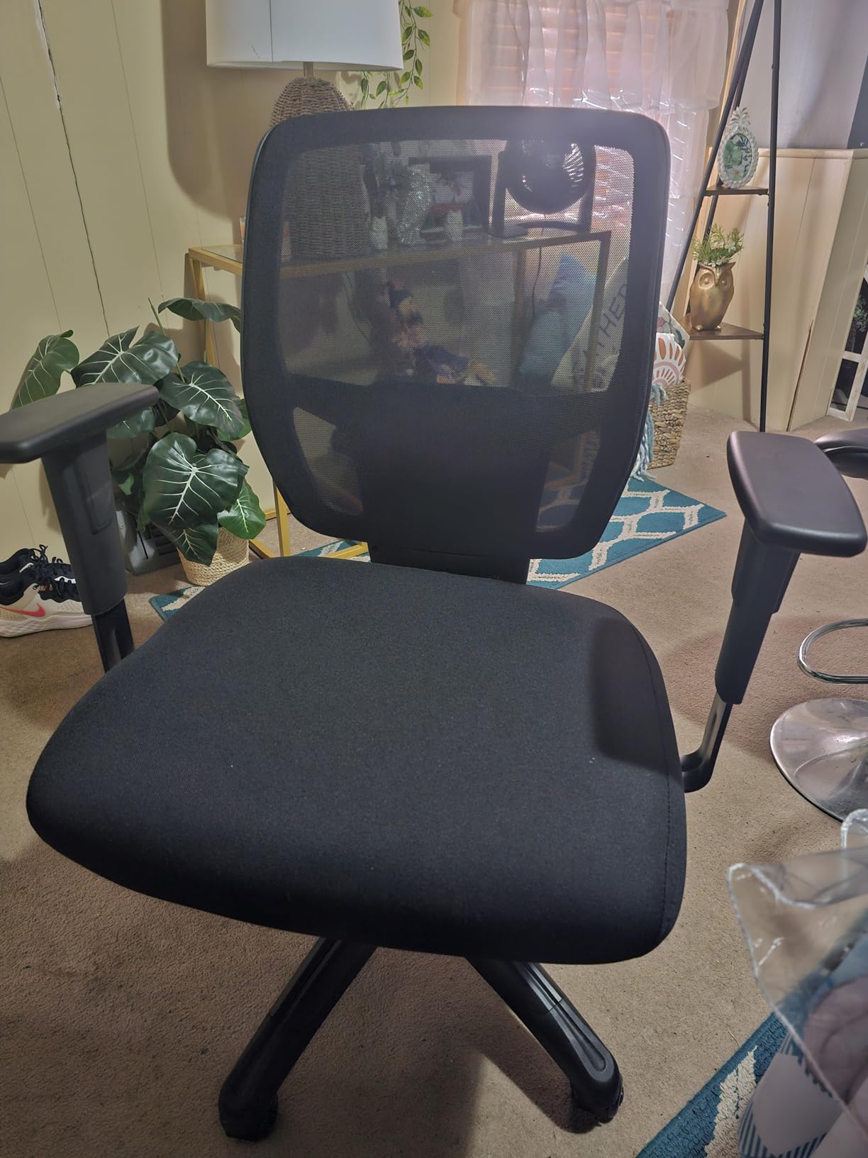 Amazon Basics Big and Tall Mesh Office Chair with Adjustable Armrests, Lumbar Support, Adjustable Height, 400lbs Capacity, Black customer photo 1