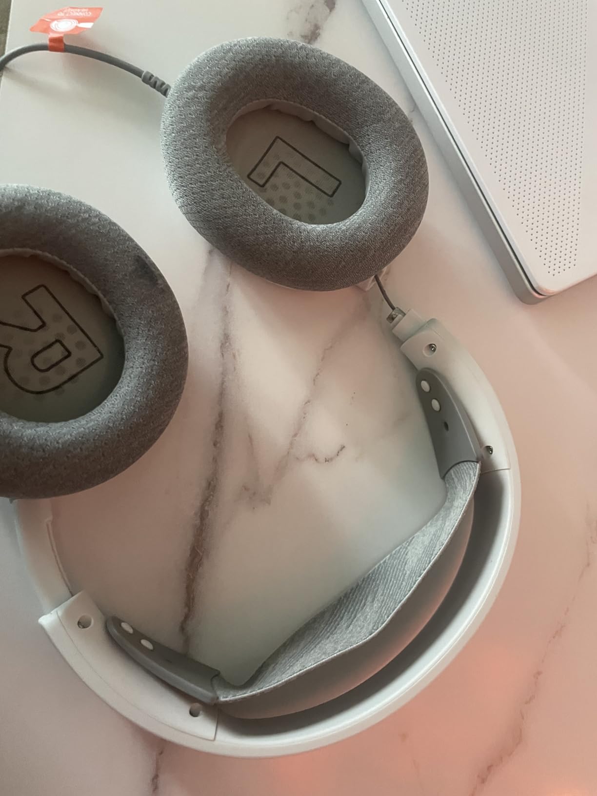 SteelSeries Arctis Nova 1P Multi-System Gaming Headset — Hi-Fi Drivers — 360° Spatial Audio — Comfort Design — Durable — Lightweight — Noise-Cancelling Mic — PS5/PS4, PC, Xbox, Switch - White customer photo 1