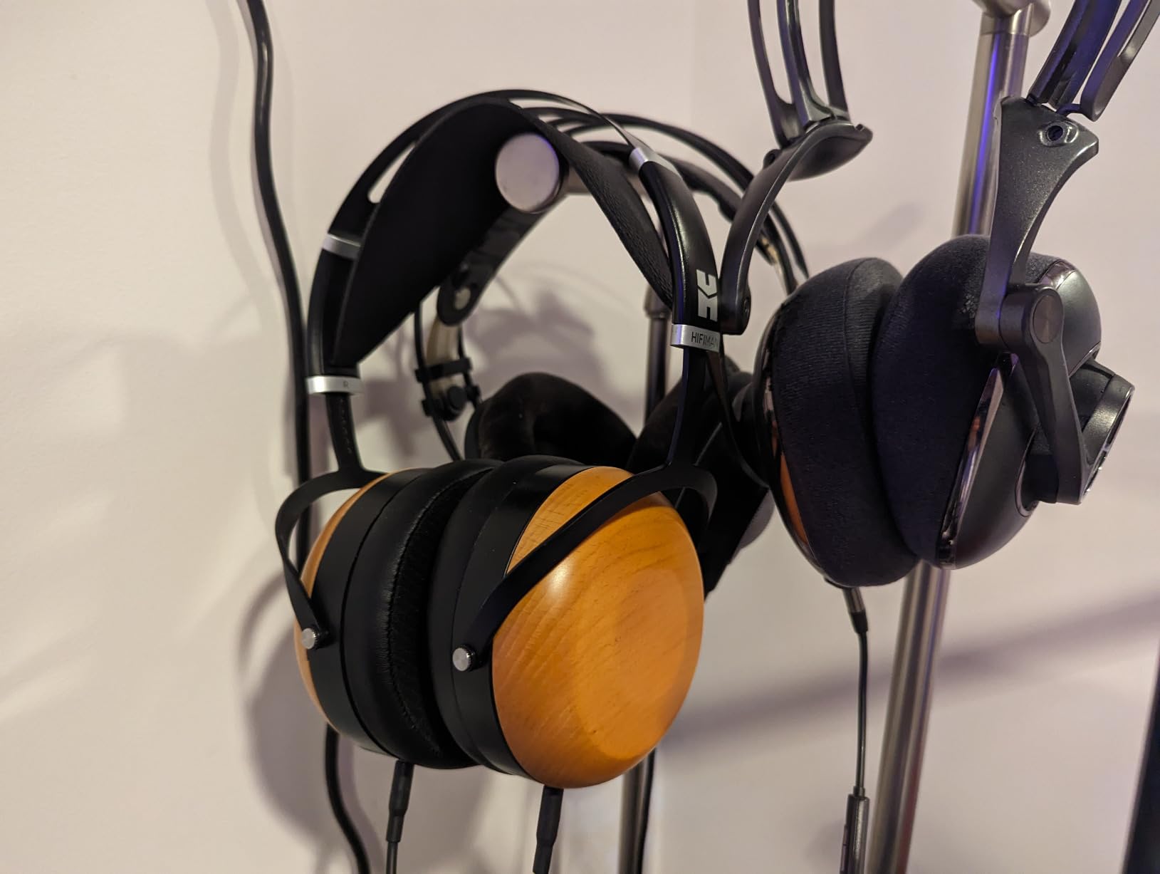 HIFIMAN SUNDARA Closed-Back Over-Ear Planar Magnetic Wired Hi-Fi Headphones with Stealth Magnet Design, Detachable Cable, Wood Ear Cups for Home, Studio, Recording customer photo 1