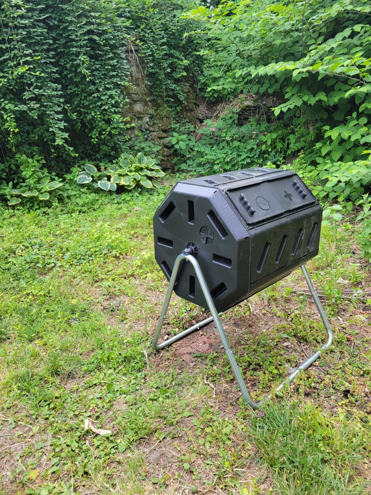 FCMP Outdoor IM2000 Tumbling Composter Canadian-Made, 100% Recycled Resin - Outdoor Rotating Compost Tumbler Bin for Garden, Kitchen, and Yard Waste, Black (22 Gallon) customer photo 2