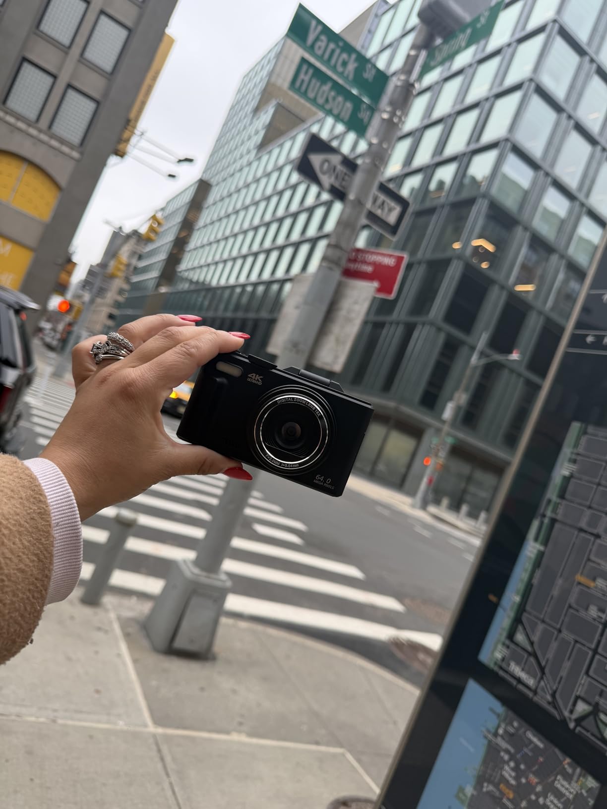 VJIANGER 4K Digital Camera, Vlogging Camera with 180° Flip Screen customer photo 1