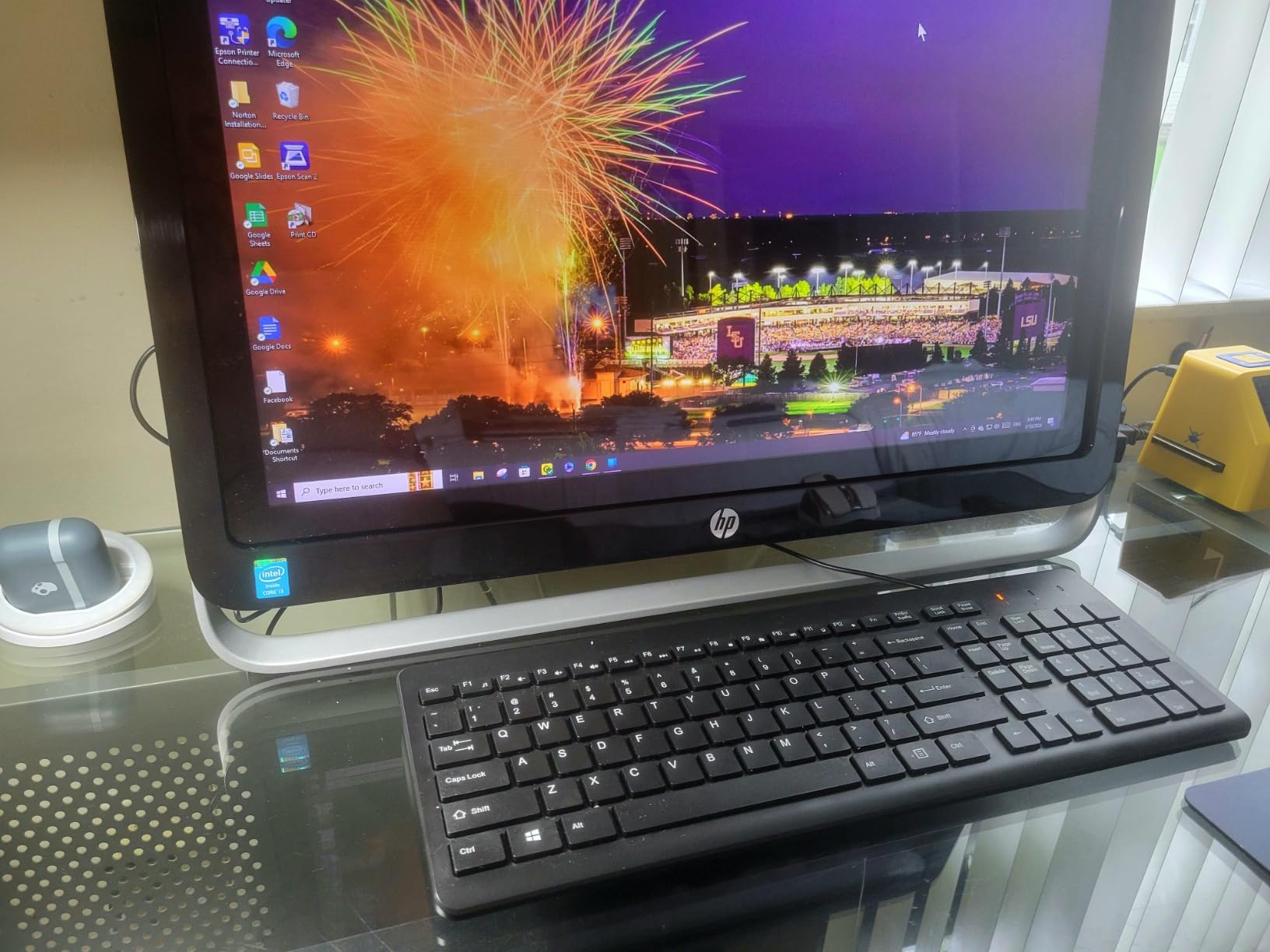 HP 150 Wired Keyboard - Full-Sized, Keyboard with Numeric Keypad - Silent-Touch Chiclet Keyboard - Ergonomic, Comfortable Design - USB Plug-and-Play Connectivity, LED Indicators (664R5AA, Black) customer photo 1
