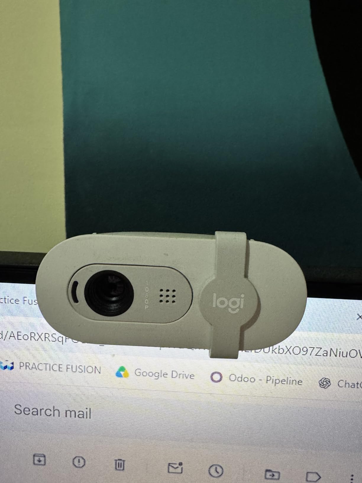 Logitech Brio 100 Full HD 1080p Webcam for Streaming and Meetings - White customer photo 1