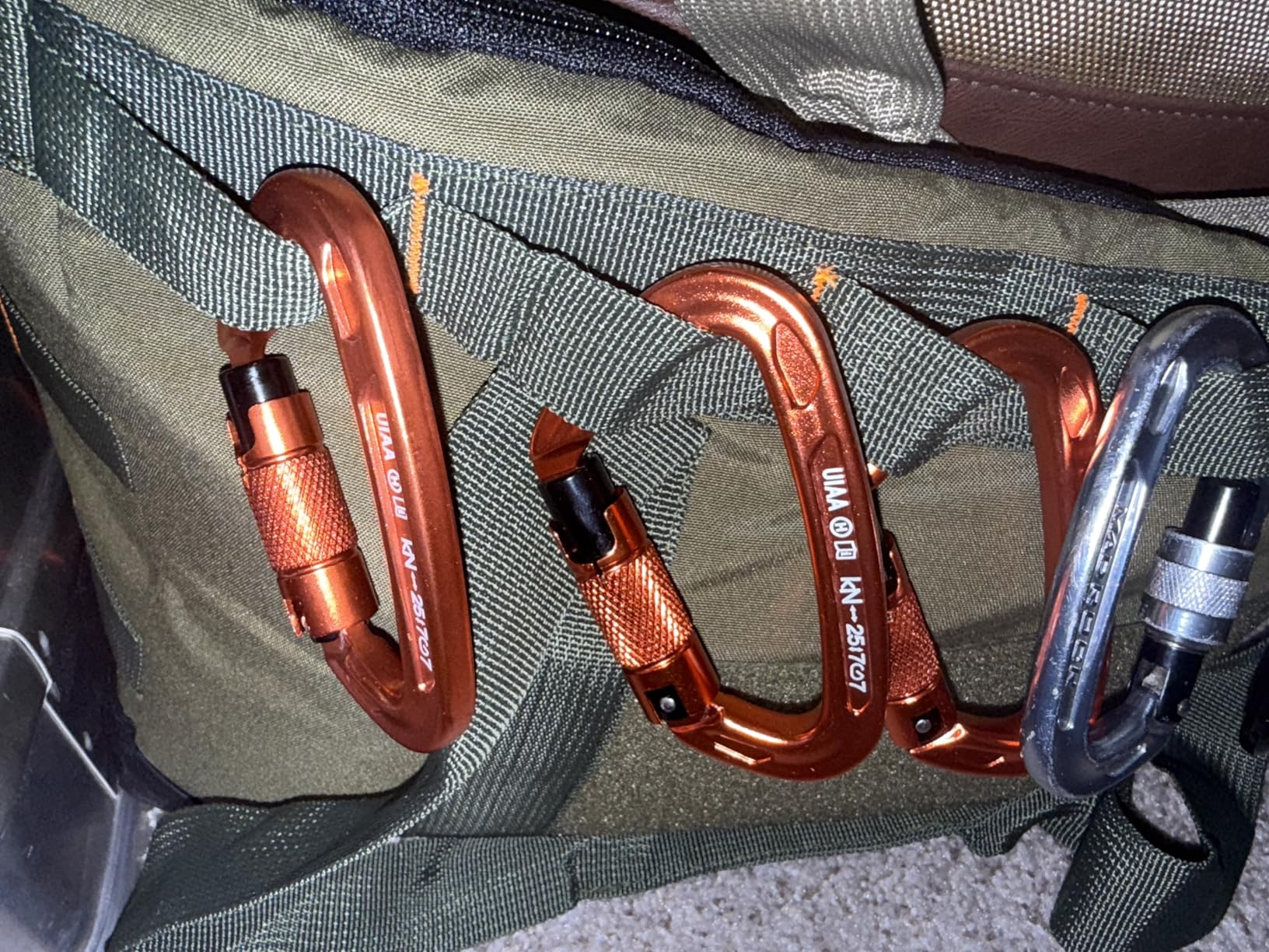 Climbing Carabiner Clips 25kN Auto Locking Carabiner, Professional Heavy Duty Large Locking Carabiner Clips for Rock/Ice Climbing Rappelling Rescue Swing etc, D Shaped, Large Size customer photo 2