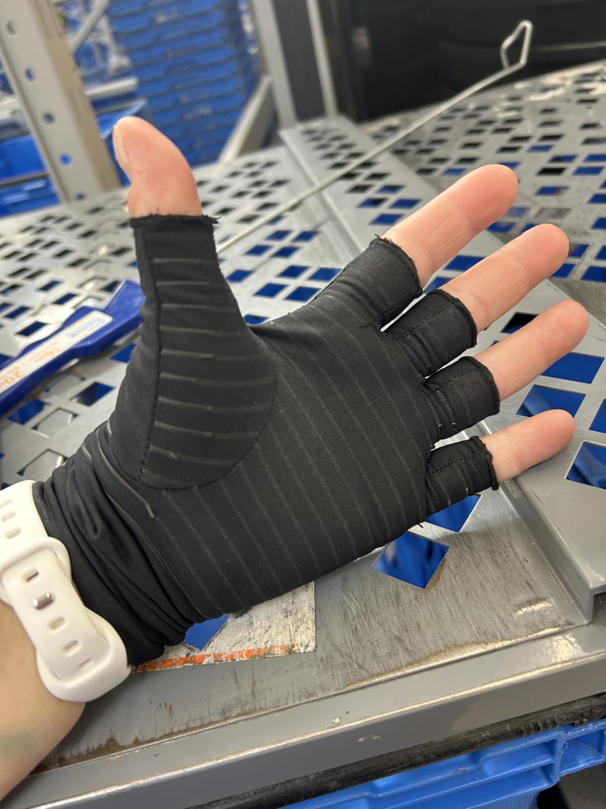 Copper Compression Arthritis Gloves | Fingerless Arthritis Carpal Tunnel Pain Relief for Men & Women | Hand Support Wrist Brace for Neuropathy, Rheumatoid, Tendonitis, Swelling, Typing Grey Medium customer photo 2