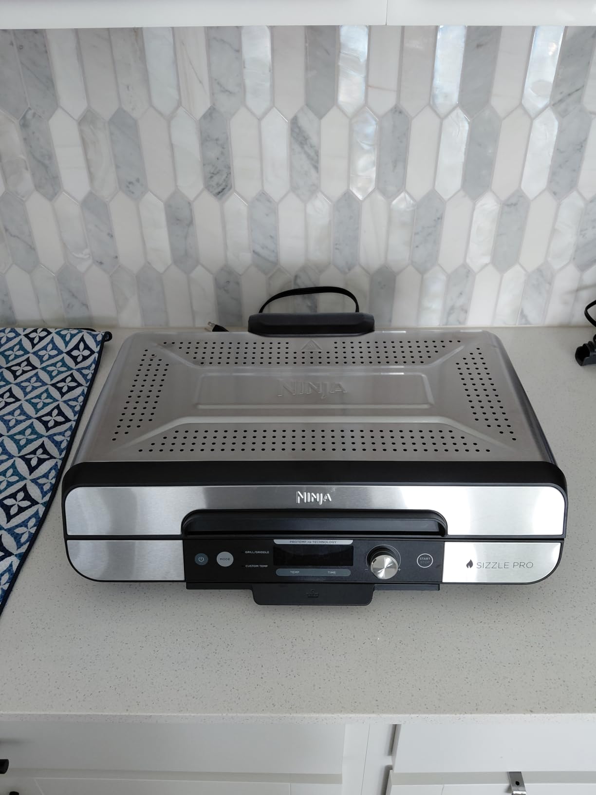 Ninja® Sizzle™ Indoor Grill & Griddle, 14'', 500°F, Grey/Silver, GR101 customer photo 1