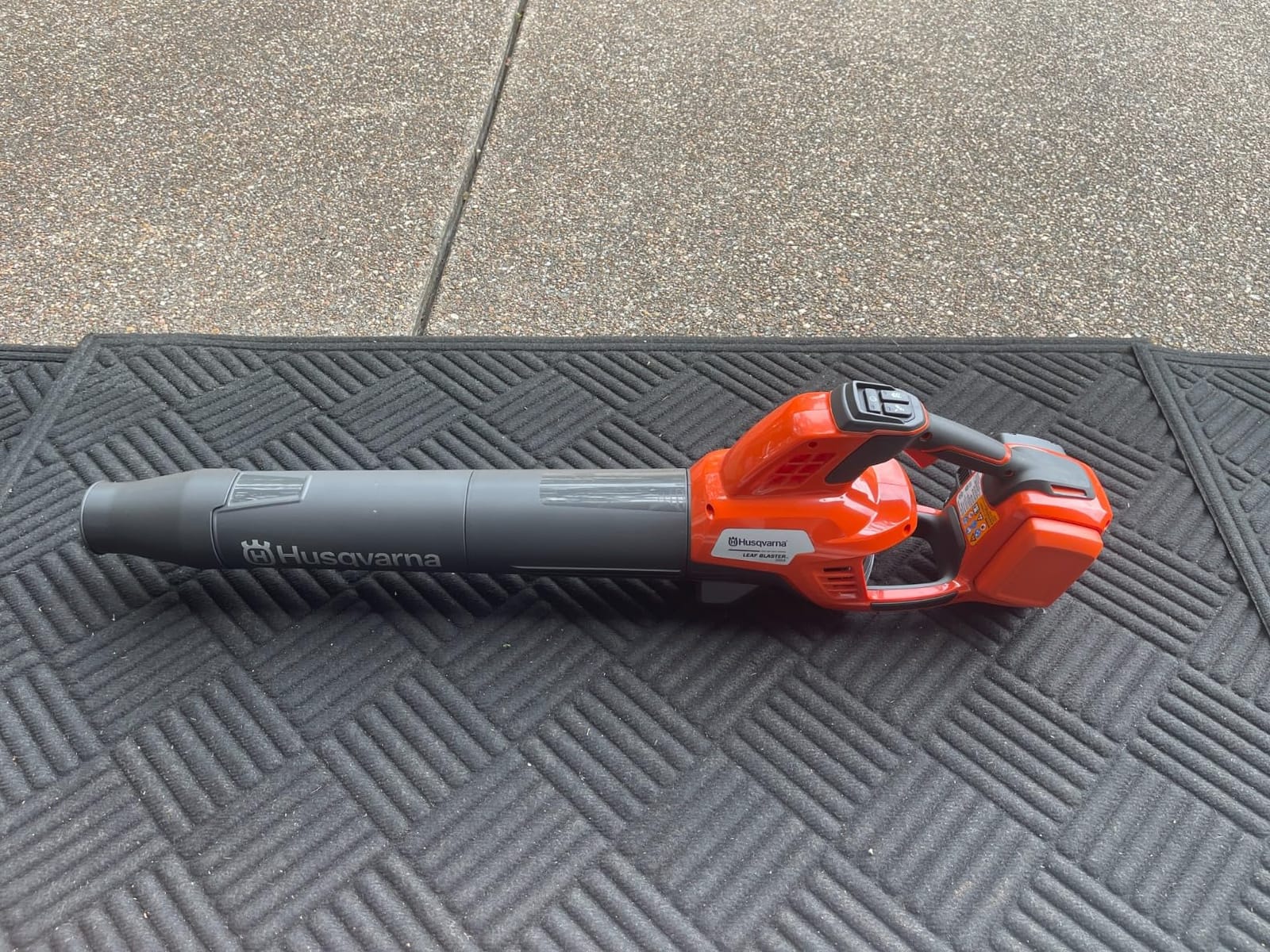 Husqvarna Leaf Blaster 350iB Leaf Blower Cordless, with Battery and Charger customer photo 1