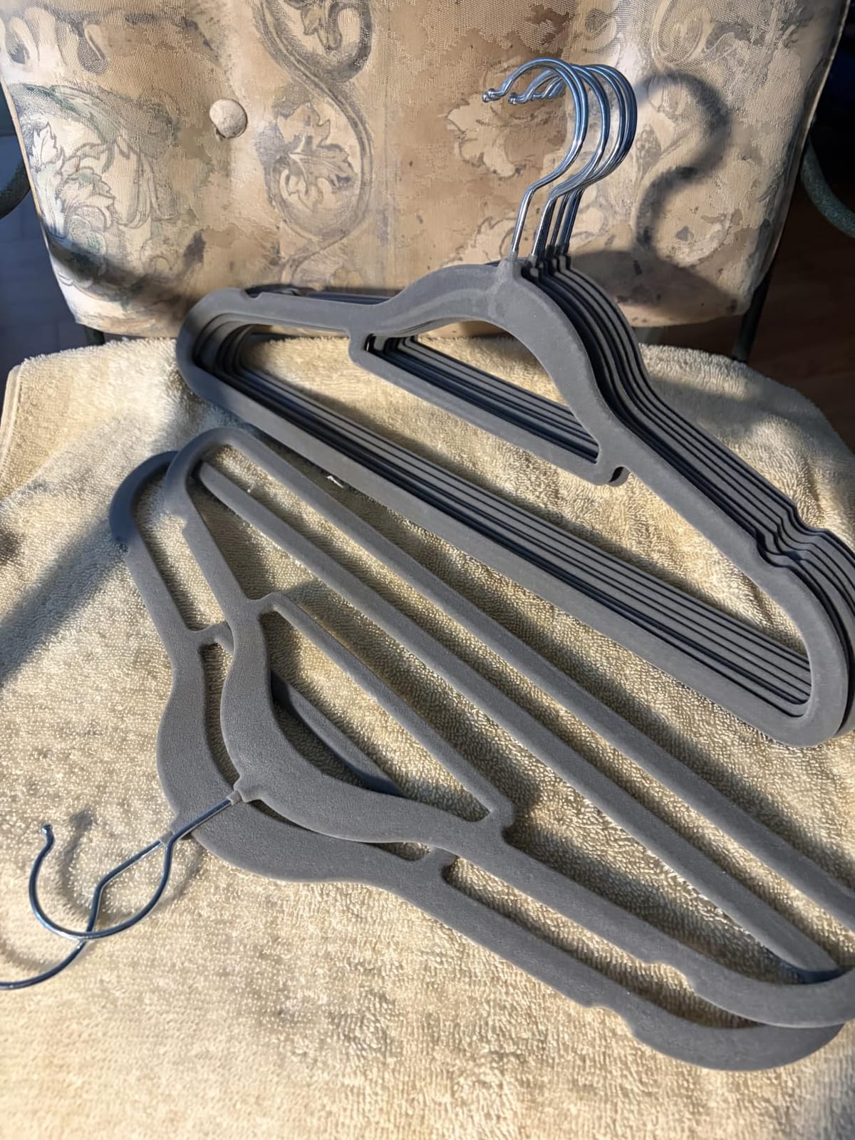 Utopia Home Velvet Hangers 100 Pack – Premium Hangers with Tie Bar - Black customer photo 1