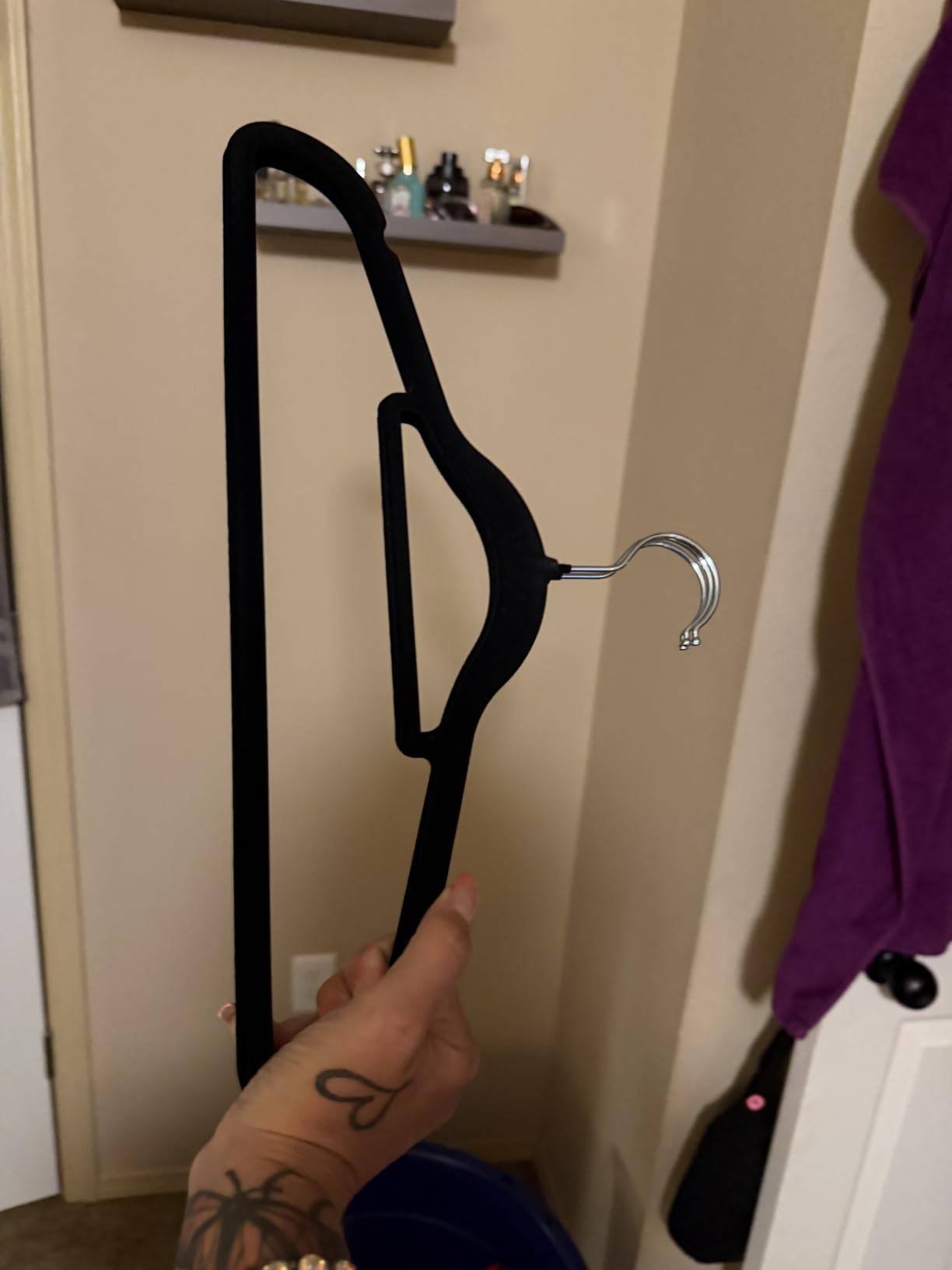 Utopia Home Velvet Hangers 100 Pack – Premium Hangers with Tie Bar - Black customer photo 2