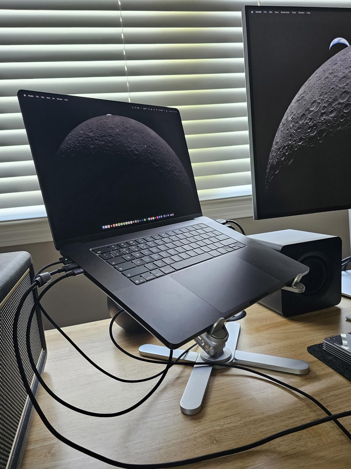 OMOTON LA10 360° Rotating Laptop Stand Riser Foldable for Desk, Silver customer photo 1
