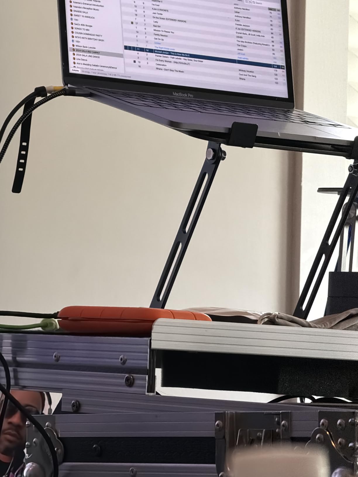 OMOTON LA10 360° Rotating Laptop Stand Riser Foldable for Desk, Silver customer photo 2