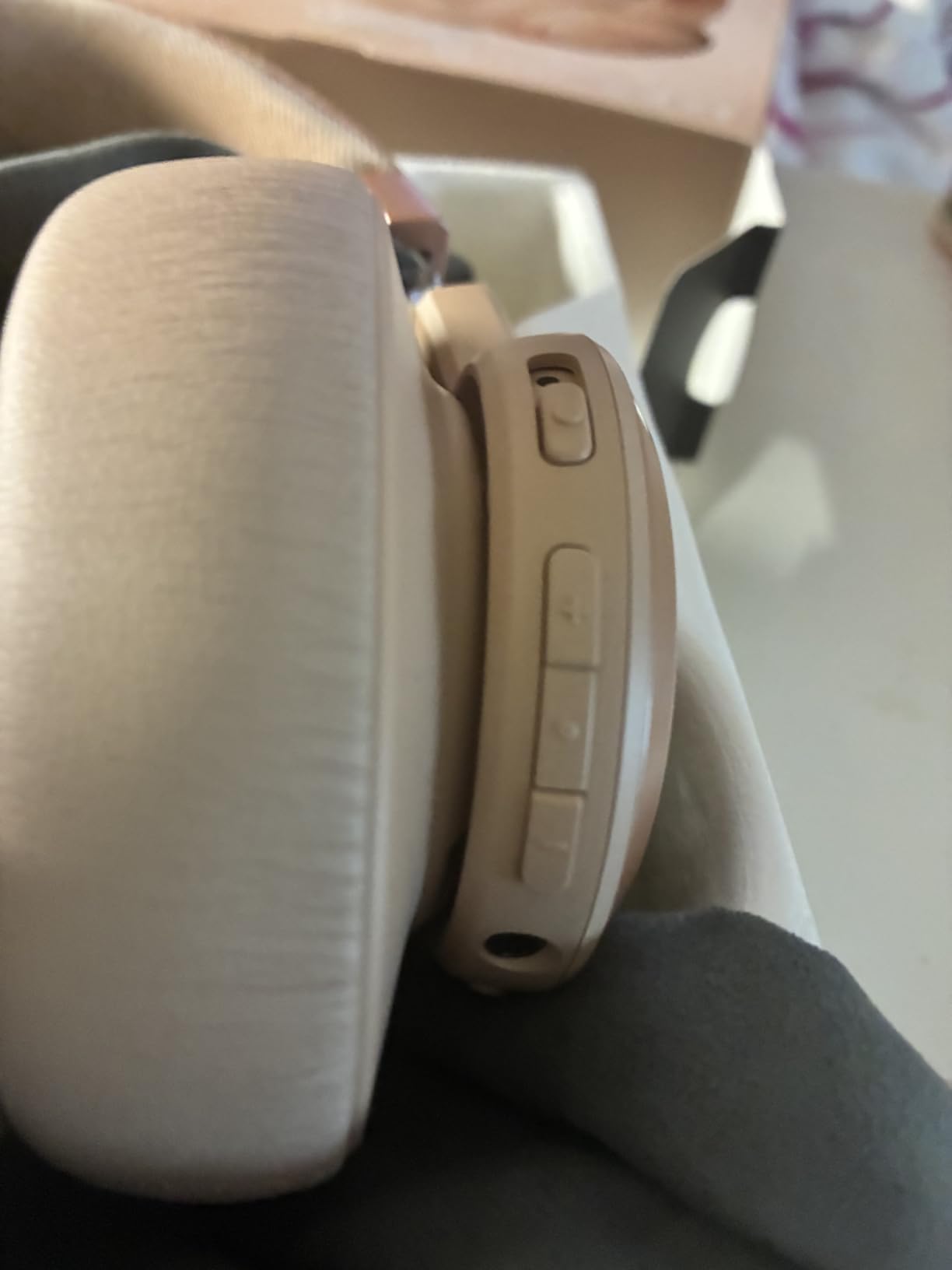 JBL Live 770NC - Wireless Over-Ear Headphones with True Adaptive Noise Cancelling with Smart Ambient, Up to 65 Hours of Battery Life, Comfort-fit Fabric Headband & Carrying Pouch (White) customer photo 2