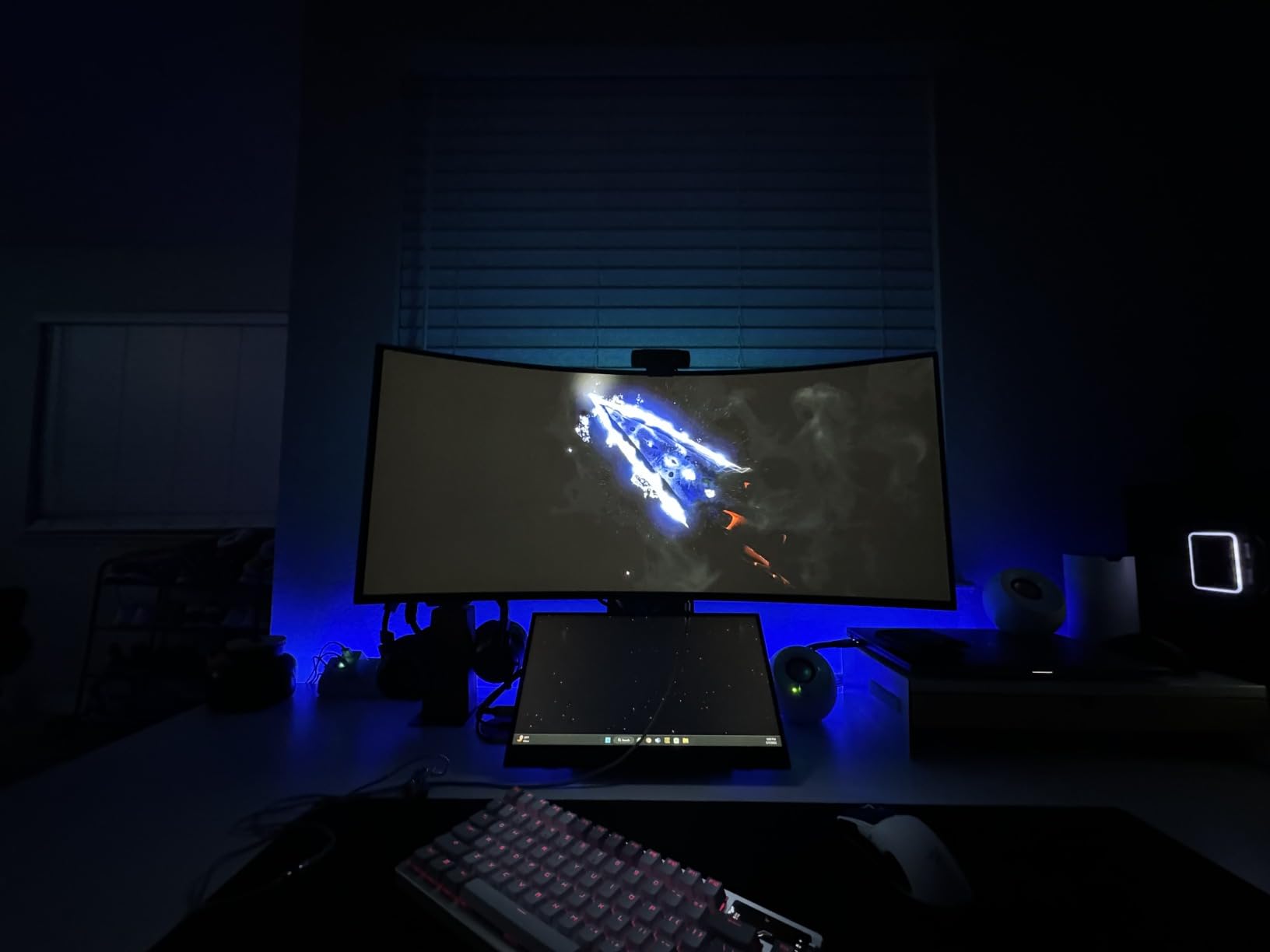 LG 34GS95QE 34-inch Ultragear OLED Curved Gaming Monitor WQHD 1440p 800R 240Hz 0.03ms AMD FreeSync Premium Pro NVIDIA G-Sync HDMI 2.1 DisplayPort Tilt/Height/Swivel Stand Black customer photo 1