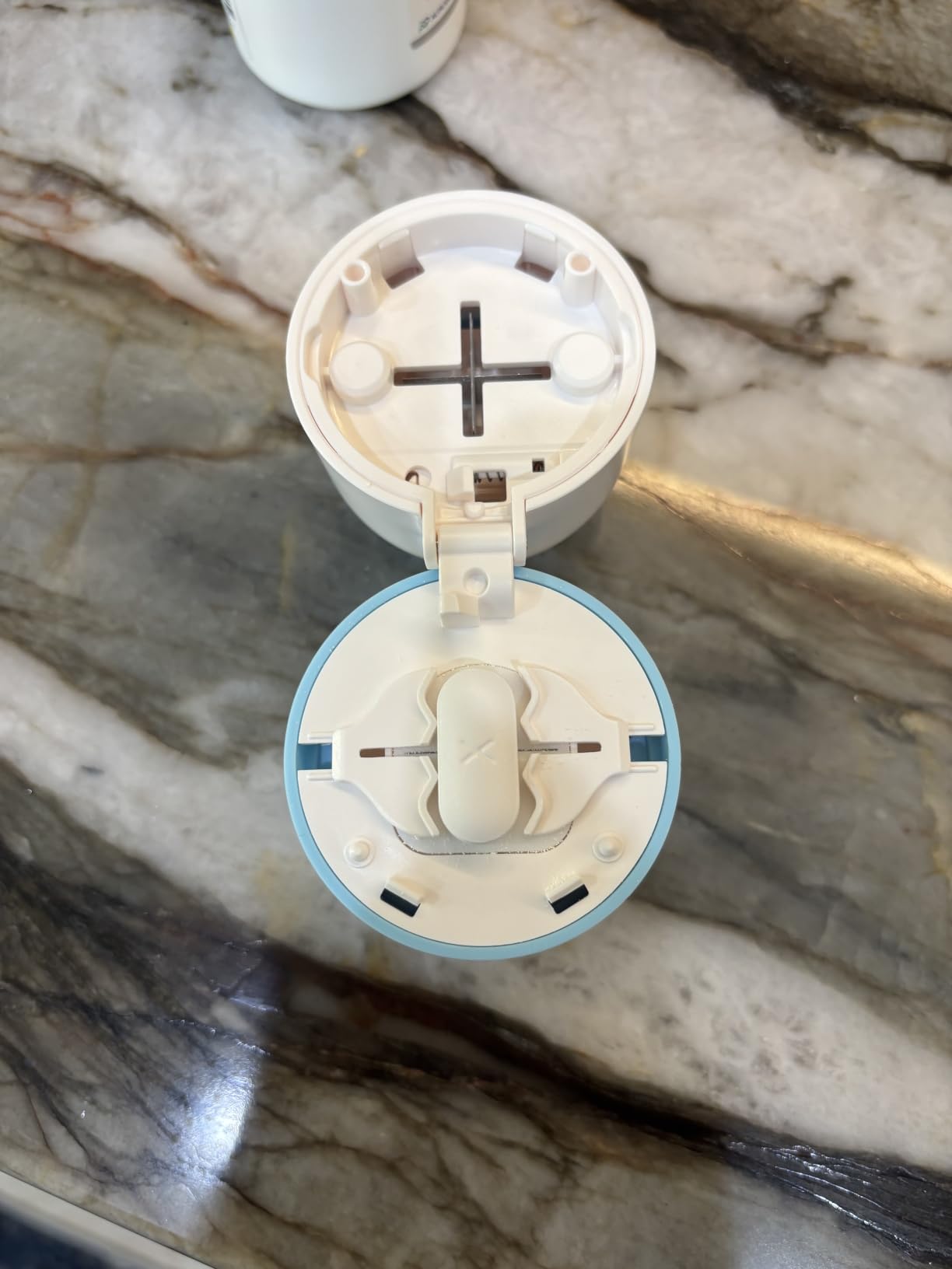 Pill Cutter 1/4 - Pill Splitter with Stainless Steel Blade for Cutting Small Pills or Large Pills in one Fourth, Suitable for Cuting Vitamins, Tablets (1-4 Blue) customer photo 2