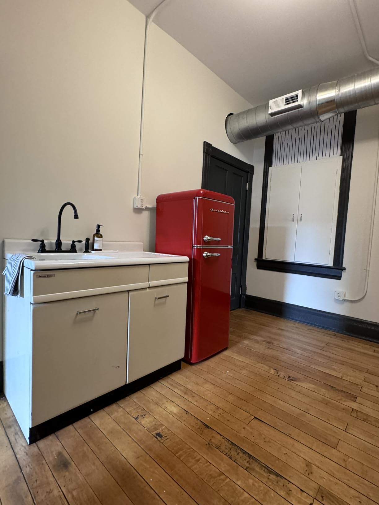 Frigidaire, 2 Door Apartment Size RETRO Refrigerator with Top Freezer, Chrome Handles, 7.5 cu ft customer photo 2