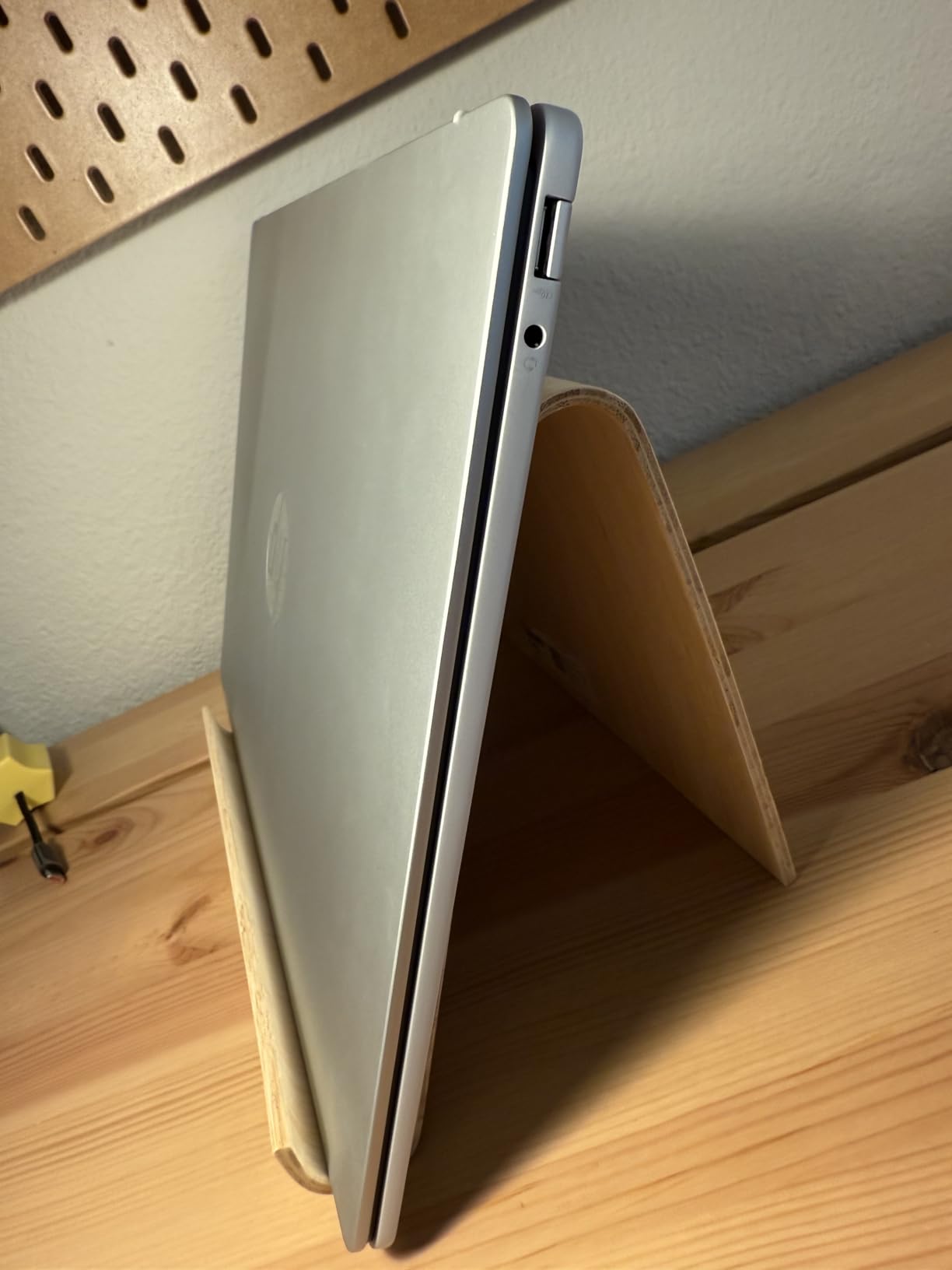 HP OmniBook 5 16 inch Next Gen AI PC, 2K OLED Touchscreen, Snapdragon X Plus X1P-42-100, 16 GB RAM, 512 GB SSD, Qualcomm Adreno GPU, Windows 11 Home, Glacier Silver, 16-fb0000nr customer photo 2